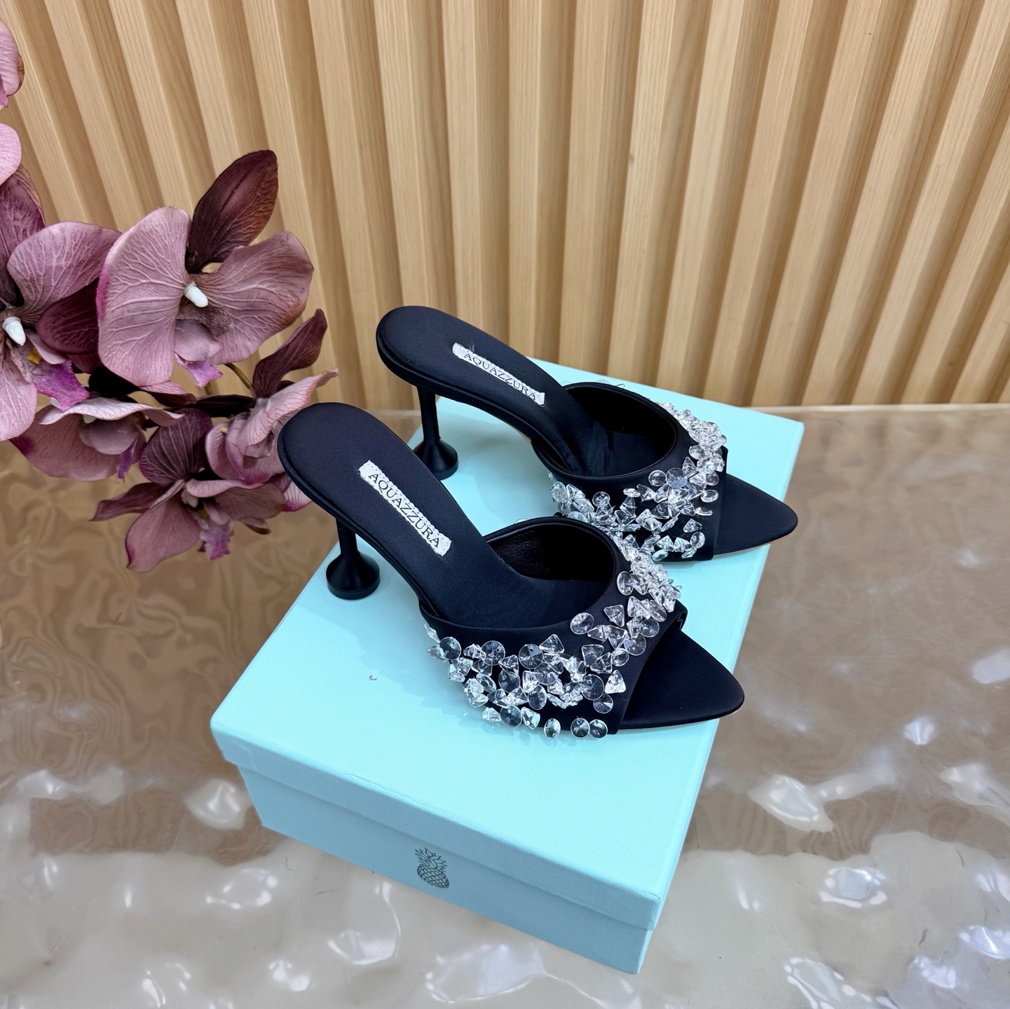 NO:786395,2026 spring and summer new style AQUAZZURA Zp original molded new hot diamond strap high-heeled sandals —————————— Made of original customized silk, original molded Swarovski rhinestone decorative buckle, super shiny golden iconic pineapple micro-label on the outsole gives the item rich brand connotation and luxurious appearance. Genuine leather outsole sheepskin insole. The creation has beautiful and smooth appearance lines and is comfortable and fashionable on the feet. A must-have. Silk upper  Foot pads: Sheepskin outsole Italian genuine leather outsole Heel height 8.5cm Shoe size: 36–42 (35, 41, 42 are custom-made and non-returnable), high heels and slippers, sandals, high heels, slippers, sheepskin, real silk, Leather soles198609092026春夏新款 AQUAZZURA Zp 原版开模 新品烫钻 带子高跟凉鞋 ——————————— 采用原版定制真丝制成,原版开模施华洛奇水钻装饰扣,超闪 大底金色标志性菠萝微标赋予单品丰富的品牌内涵与奢华的外观单品真皮大底羊皮鞋垫 创作即外观线条优美流畅又上脚舒适时髦精必入款. 鞋面真丝 脚垫: 羊皮 大底意大利真皮大底 跟高8.5cm 鞋码: 36–42（35、41、42定做不退换),高跟鞋拖鞋,sandals,high heels,slippers,sheepskin,real silk,Leather soles,Women's Shoes