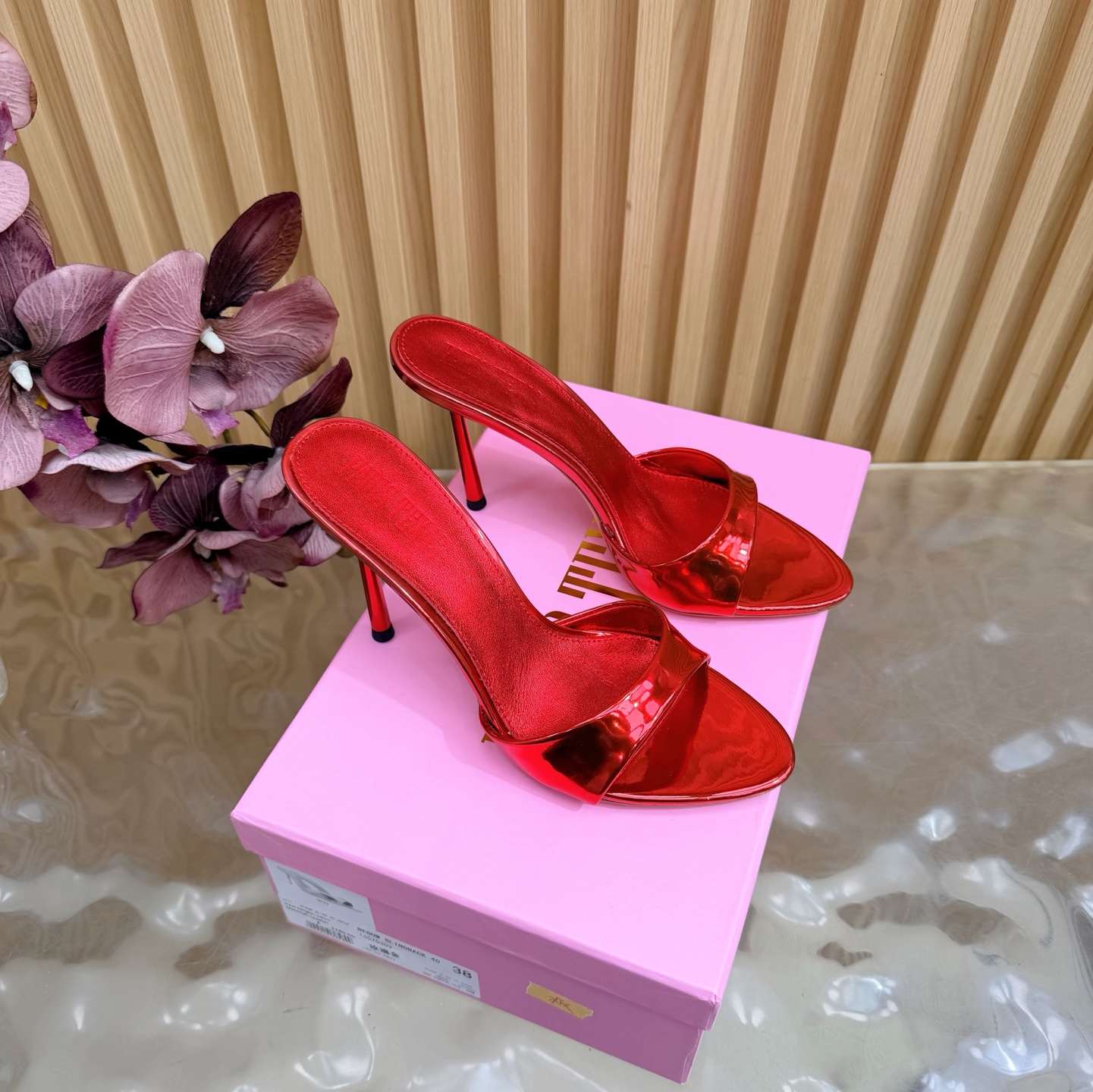 NO:786383,[Customized model] Paris Texas Muller High Heels 25ss Spring and Summer New High Heels and Sandals Suitable for Summer —————————— The sexy line design is unconventional and the upper foot effect shows a noble temperament. It is equipped with a structured heel decorated with a metal logo and a shallow upper. Many celebrity fashion bloggers are planting grass. Only Paris Texas knows the woman's heart best and does not accept refutation. Super invincible feminine artifact. Heel height: 10cm Fabric: Patent leather  Lining/foot pads: Imported sheepskin Outsole: Genuine leather outsole imported from Italy Size: 35-41 (40, 41 customized, non-returnable), high heels and slippers, sandals, high heels, slippers, sheepskin, Leather soles19860909【定制款】 Paris Texas穆勒高跟25ss 春夏新款 适合夏天穿搭的高跟 凉鞋 ——————————— 性感线条设计不落俗套 上脚效果显气质高贵,配以饰有 金属标志的结构化鞋跟及浅口鞋面. 超多明星时尚博主种草 唯有Paris texas最懂女人心不接受反驳超级无敌女人味神器. 跟高: 10cm 面料: 漆皮 内里/垫脚: 进口羊皮 大底: 意大利进口真皮大底 Size: 35-41（40、41定做不退换）,高跟鞋拖鞋,sandals,high heels,slippers,sheepskin,Leather soles,Women's Shoes