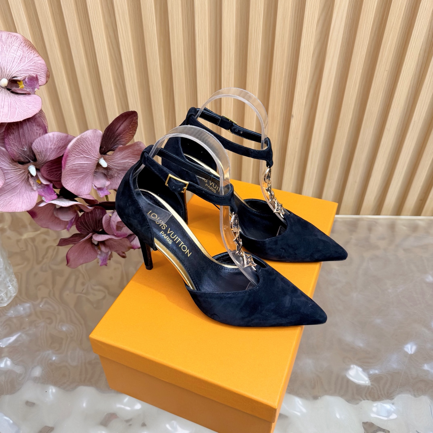 NO:786378,LV | Louis Vuitton 26 2026 early spring new products. The top version counter features the latest slippers/cat-heeled slippers. Hard goods are new. ———————————— The upper is original and customized from Yangjing. The lining is imported goatskin. The outsole is original Italian leather outsole. Heel height 9.5cm. Shoe size: 35-42 (40, 41, 42 customized are not returnable), high-heeled sandals, louis vuitton, louis  vuitton,sandals,high heels,slippers,sheepskin,sheep,Leather soles19860909LV | 路易威登 26 2026早春新品 顶级版本专柜主打最新款 拖鞋/猫跟拖鞋 硬货上新 ———————————— 鞋面原版定制羊京 内里进口山羊皮里 大底原版意大利真皮大底 跟高9.5cm 鞋码: 35-42（40、41、42定制不退换）,高跟鞋凉鞋,louis vuitton,louis vuitton,sandals,high heels,slippers,sheepskin,sheep,Leather soles,Women's Shoes