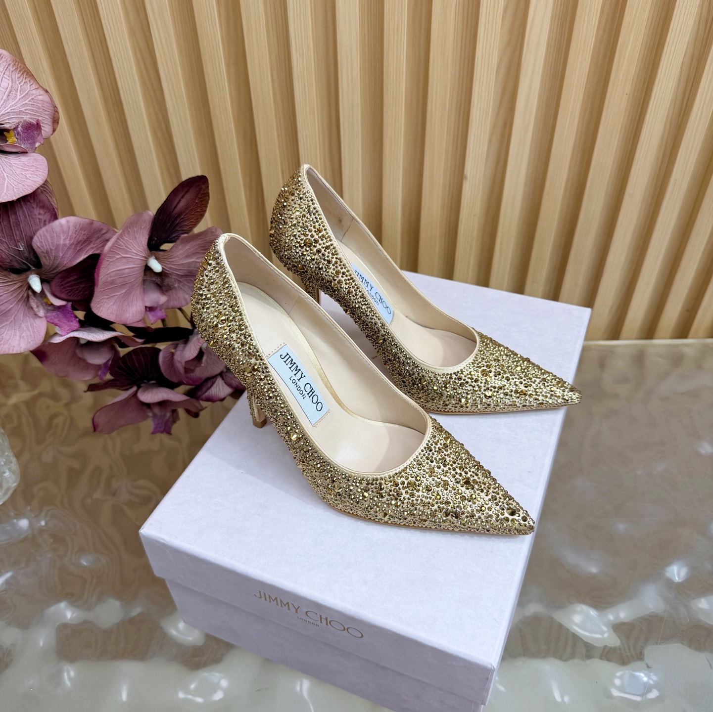 NO:786372,Rhinestone starry sky, market exclusive high version first release, 2026 new color matching, Jimmy Choo Saeda crystal shoe series, modern shoes, street style artifact SAE crystal chain high-heeled sandals, pointed slippers series, colorful color matching hot diamond style, eye-catching rainbow wedding shoes —————————————— (The whole shoe is made of Swarovski crystal hot diamond) Personalized sandal series, 99%  The unique individual, plus the outstanding inspiration of 1, perfect street photography, allowing you to make blockbusters in seconds. A little sparkle, dazzling light, romantic photos are ready, lighting up your good mood. The heels are all hand-hot diamonds, and the original custom-made crystal diamond necklace is densely inlaid, weaving a starlight curtain ————————————— The fabric is high-grade silk satin with hot diamonds, the inner material is fine lambskin, the outsole is Italian AAA grade cowhide, and the heel height is 10cm  Size 35-39 (40, 41, 42 are custom-made and non-refundable), high-heeled shoes, jimmy choo, swarovski, sandals, high heels, necklace, cowhide, sheepskin, real silk19860909水钻星空 市场独家高版本首发 2026新配色 Jimmy Choo Saeda水晶鞋系列 摩登鞋履,街拍神器SAE水晶链高跟凉鞋 尖拖系列 幻彩拼色烫钻款 夺目彩虹婚鞋 ——————————————（整鞋采用施华洛世奇水晶烫钻）个性凉鞋系,99％ 的独特个体,添上1的出众灵感,满分街拍,让你分分秒秒出大片.点点闪耀,璀璨炫光,浪漫的写真就绪,照亮你的好心情.鞋跟都是手工烫钻,原版定制水晶钻项链密密镶嵌,织出星光幕布 ————————————— 面料高级真丝缎烫钻 内料上等小羊皮 大底意大利三A级牛皮底 跟高10cm 码数35－39（40、41、42 定做不退换）,高跟鞋单鞋,jimmy choo,swarovski,sandals,high heels,necklace,cowhide,sheepskin,real silk,Women's Shoes