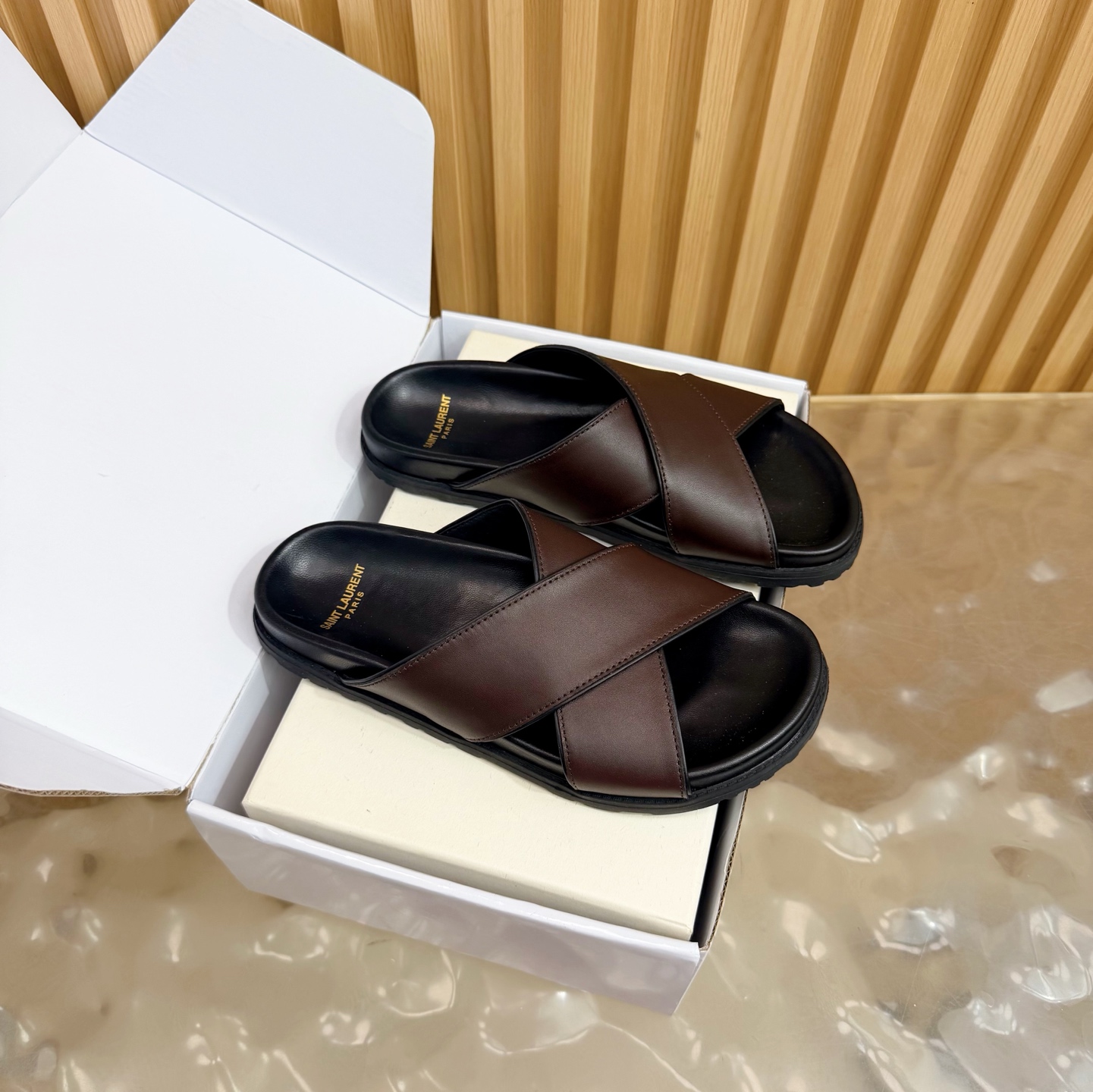 NO:786340,-Top quality (with high-end airplane box) Saint Laurent fw26 new arrival～ YSL 26s spring and summer new cross-strap thick-soled slippers casual flat sandals  The upper straps are cross-designed, and the open toe adds a sense of retro and individuality to the look. It is a flat-soled mule style with no heel design, making it easy to put on and take off. The inside of the shoe is printed with the YSL brand logo, and the upper is made of imitation horse hair leather, which has a strong touch and visual texture. It continues the brand's light luxury craftsmanship, and has both wild fashion sense and brand recognition. Simple and advanced!  The thick sole design quietly increases the height, making it super comfortable to walk and not tiring even if worn for a long time. The simple crossover design is fashionable and comfortable, and fits the shape of the foot. The black rubber sole is wear-resistant and non-slip. It is OK for daily outings and vacations. Whether it is paired with a skirt or casual pants, it can easily create a fashionable atmosphere. It is a versatile item in summer!  Upper cowhide/horsehair/customized denim, lining sheepskin, molded non-slip rubber outsole, size 35-39 (40.41 custom made, non-returnable), slippers, saint laurent, saint laurent, saint laurent, slippers, skirts, cowhide, sheepskin19860909-顶级品质（配高档飞机盒） Saint Laurent 圣罗兰fw26 new arrival～ YSL 26s 春夏新款交叉带厚底拖鞋休闲平底凉拖鞋 鞋面带为交叉设计,露趾的同时增加了造型的复古与个性感.属于平底穆勒拖款式,无后跟设计,穿脱便捷；鞋内印有YSL品牌标识,鞋面采用仿马毛皮革材质,触感与视觉肌理感强,延续了品牌轻奢的工艺水准,兼具野性时尚感与品牌辨识度. 简约又高级！厚底设计悄悄增高,走路超舒适,长时间穿也不累.简约交叉设计,时尚又舒适,贴合脚型,黑色橡胶鞋底耐磨防滑,日常出街、度假都OK～无论搭裙装还是休闲裤,轻松打造时髦氛围感,是夏季百搭神器！ 鞋面牛皮/马毛/定制丹宁布 内里垫脚羊皮 鞋底开模防滑橡胶大底 码数35-39（40.41定做不退换）,拖鞋,saint laurent,saint laurent,saint laurent,slippers,skirts,cowhide,sheepskin,Women's Shoes