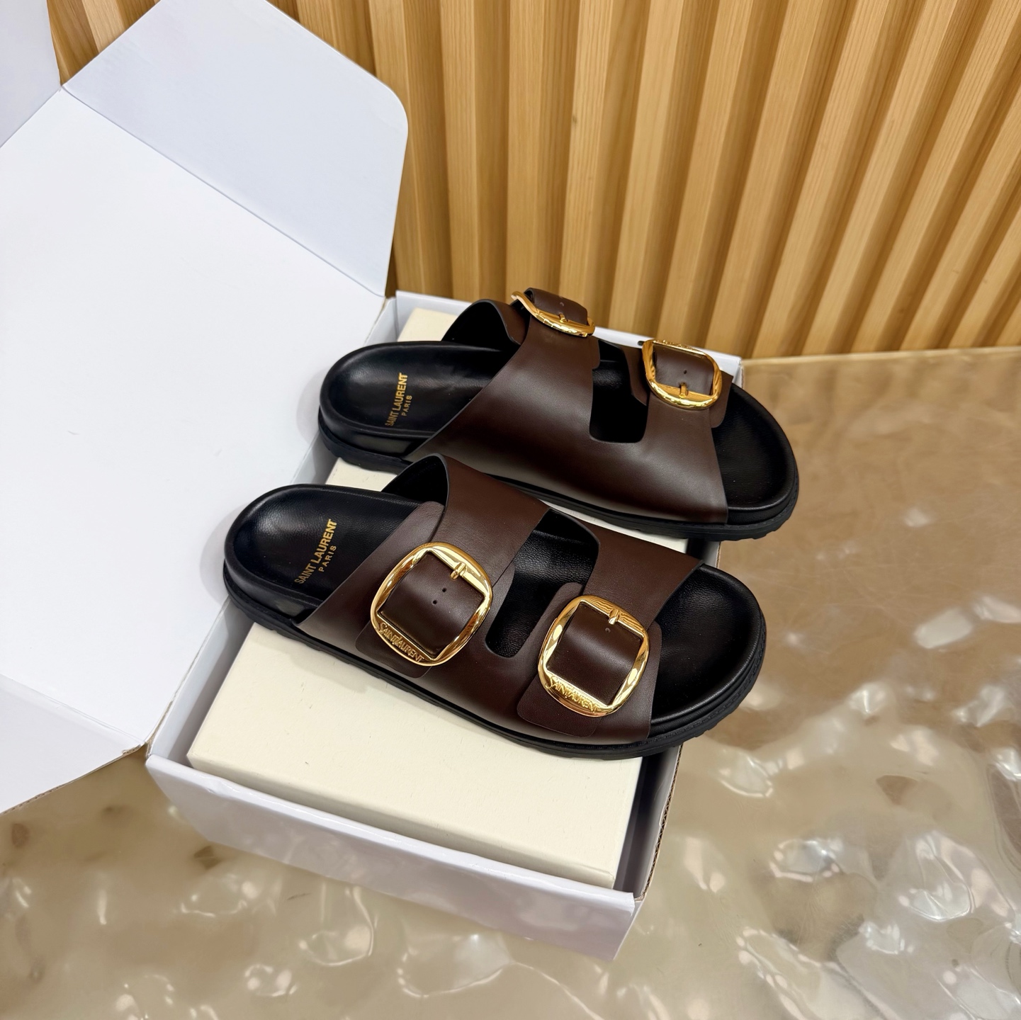 NO:786366,-Top quality (with high-end airplane box) Saint Laurent fw26 new arrival～ YSL 26s spring and summer new cross-strap thick-soled slippers casual flat sandals  The upper straps are cross-designed, and the open toe adds a sense of retro and individuality to the look. It is a flat-soled mule style with no heel design, making it easy to put on and take off. The inside of the shoe is printed with the YSL brand logo, and the upper is made of imitation horse hair leather, which has a strong touch and visual texture. It continues the brand's light luxury craftsmanship, and has both wild fashion sense and brand recognition. Simple and advanced!  The thick sole design quietly increases the height, making it super comfortable to walk and not tiring even if worn for a long time. The simple crossover design is fashionable and comfortable, and fits the shape of the foot. The black rubber sole is wear-resistant and non-slip. It is OK for daily outings and vacations. Whether it is paired with a skirt or casual pants, it can easily create a fashionable atmosphere. It is a versatile item in summer!  Upper cowhide/horsehair/customized denim, lining sheepskin, molded non-slip rubber outsole, size 35-39 (40.41 custom made, non-returnable), slippers, saint laurent, saint laurent, saint laurent, slippers, skirts, cowhide, sheepskin19860909-顶级品质（配高档飞机盒） Saint Laurent 圣罗兰fw26 new arrival～ YSL 26s 春夏新款交叉带厚底拖鞋休闲平底凉拖鞋 鞋面带为交叉设计,露趾的同时增加了造型的复古与个性感.属于平底穆勒拖款式,无后跟设计,穿脱便捷；鞋内印有YSL品牌标识,鞋面采用仿马毛皮革材质,触感与视觉肌理感强,延续了品牌轻奢的工艺水准,兼具野性时尚感与品牌辨识度. 简约又高级！厚底设计悄悄增高,走路超舒适,长时间穿也不累.简约交叉设计,时尚又舒适,贴合脚型,黑色橡胶鞋底耐磨防滑,日常出街、度假都OK～无论搭裙装还是休闲裤,轻松打造时髦氛围感,是夏季百搭神器！ 鞋面牛皮/马毛/定制丹宁布 内里垫脚羊皮 鞋底开模防滑橡胶大底 码数35-39（40.41定做不退换）,拖鞋,saint laurent,saint laurent,saint laurent,slippers,skirts,cowhide,sheepskin,Women's Shoes