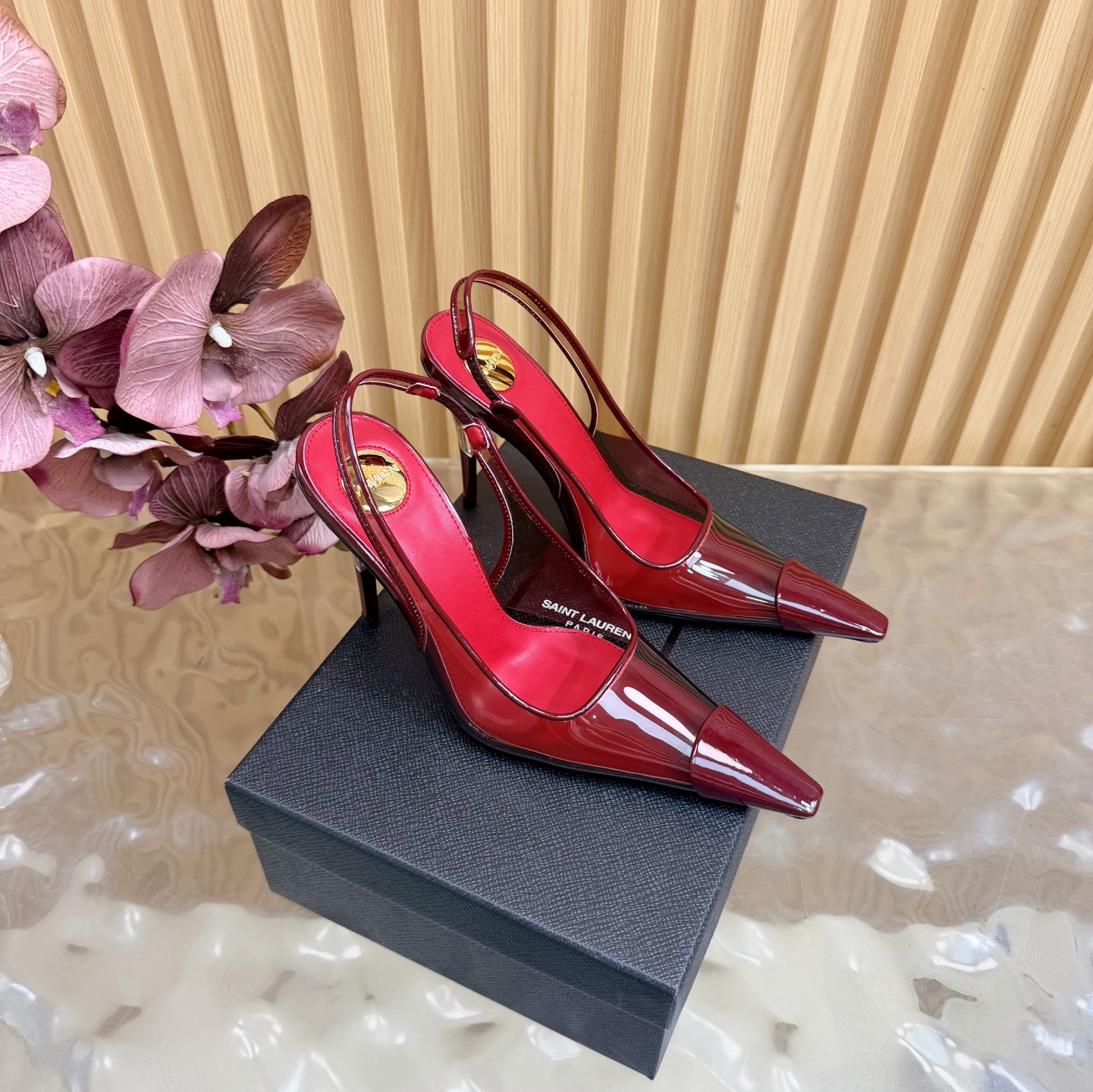 NO:786416,High version of the 2026 spring and summer new YSL Saint Laurent / Yves Saint Laurent YSL slippers. Super super invincible and popular high-heeled PVC film sandals —————————————— This hardware buckle of each layout in our house must be molded and customized at 1:1!  The effect is very comfortable, the foot feels great, and whether you pair it with jeans, a small suit, or a skirt, it can be matched naturally. PVC film upper, sheepskin lining, genuine leather outsole, heel height 8.5cm, size 35-42 (40, 41, 42 customized, non-refundable), high-heeled sandals, saint laurent, saint laurent, saint laurent, sandals, high  heels,slippers,skirts,jeans,sheepskin,Leather soles19860909高版本2026春夏新款 YSL Saint Laurent / 圣罗兰ysl拖鞋 超级超级无敌火爆的高跟pvc胶片凉鞋 —————————————— 这款我们家每个版面的五金扣都要开模1:1定制！效果非常舒服,脚感很棒,而且无论你搭配牛仔裤,小西服,裙子,都能搭配自然 鞋面pvc胶片 内里羊皮 鞋底真皮大底 跟高8.5cm 尺码35-42（40、41、42定制不退不换),高跟鞋凉鞋,saint laurent,saint laurent,saint laurent,sandals,high heels,slippers,skirts,jeans,sheepskin,Leather soles,Women's Shoes