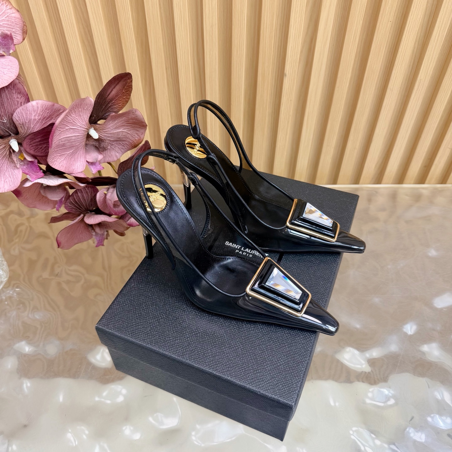 NO:786893,High version of the 2026 spring and summer new YSL Saint Laurent / Yves Saint Laurent YSL slippers. Super super invincible and popular high-heeled PVC film sandals. The hardware buckles of each layout in our house need to be molded and customized at 1:1!  The effect is very comfortable, the foot feels great, and whether you pair it with jeans, a small suit, or a skirt, it can be matched naturally. PVC film upper, sheepskin lining, genuine leather outsole, heel height 8.5cm, size 35-42 (40, 41, 42 customized, non-refundable), high-heeled sandals, saint laurent, saint laurent, saint laurent, sandals, high  heels,slippers,skirts,jeans,sheepskin,Leather soles19860909高版本2026春夏新款 YSL Saint Laurent / 圣罗兰ysl拖鞋 超级超级无敌火爆的高跟pvc胶片凉鞋  这款我们家每个版面的五金扣都要开模1:1定制！效果非常舒服,脚感很棒,而且无论你搭配牛仔裤,小西服,裙子,都能搭配自然 鞋面pvc胶片 内里羊皮 鞋底真皮大底 跟高8.5cm 尺码35-42（40、41、42定制不退不换),高跟鞋凉鞋,saint laurent,saint laurent,saint laurent,sandals,high heels,slippers,skirts,jeans,sheepskin,Leather soles,Women's Shoes