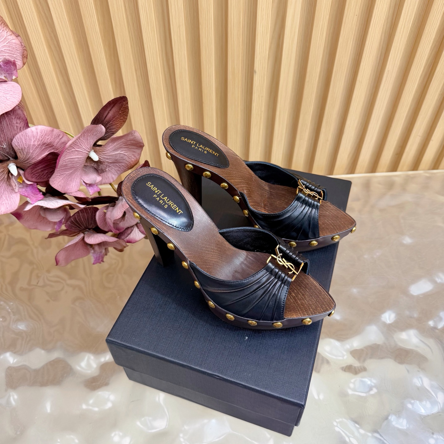 NO:787047,Top quality Saint Laurent/Yves Saint Laurent LeeYSL 2026 new wooden heel sandals —————————————— Beautiful beauty is Yves Saint Laurent in the world. Rose’s high-heeled shoes of the same style are very good at modifying the foot shape, and the luxurious metal chain. In recent years, SLP has become more and more understanding of women in high-heeled shoes and has gone away from the awkward design impression of this style. ysl beautiful sandals and slippers. Genuine leather uppers. Handmade wooden soles for soles.  Size 35-42 (40-42 customized, non-refundable and non-exchangeable), high heels and slippers, loro piana, saint laurent, saint laurent, saint laurent, sandals, high heels, slippers19860909顶级品质Saint Laurent / 圣罗兰LeeYSL 2026新款木跟凉鞋 ————————————— 美丽尤物又是人间圣罗兰 Rose同款的高跟鞋化很好修饰脚型,奢华金属链 这几年SLP是在高跟鞋越来越懂女人了朝摒奔了款的尴尬设计印象ysl绝美凉鞋拖鞋 鞋面真皮 鞋底纯手工木跟木底 尺码35-42(40-42定制不退不换),高跟鞋拖鞋,loro piana,saint laurent,saint laurent,saint laurent,sandals,high heels,slippers,Women's Shoes