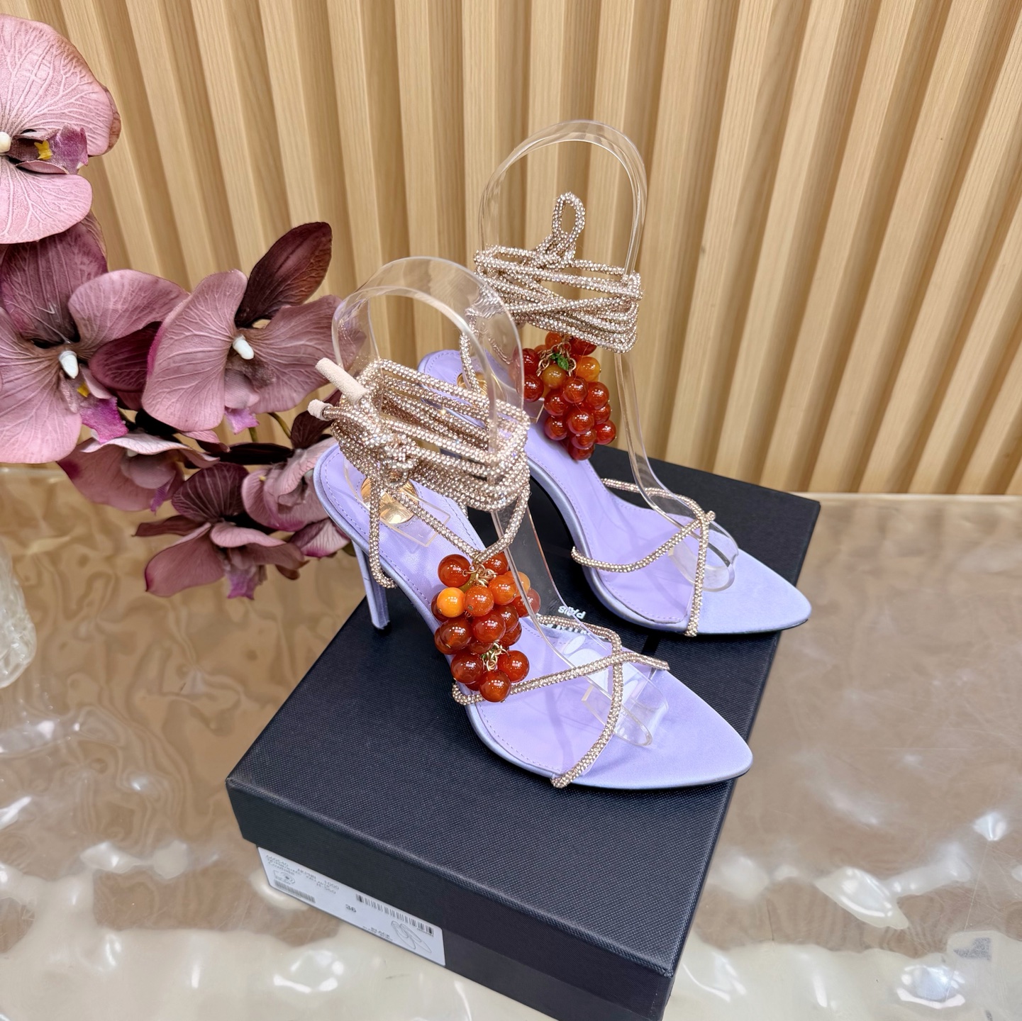 NO:787044,High version of the 2026 spring and summer new YSL Saint Laurent / YSL grape pendant high heels. Super super invincible and popular high-heeled grape pendant strap sandals —————————————— This hardware buckle of each layout in our house must be molded and customized at 1:1!  The effect is very comfortable, the foot feels great, and it can be matched naturally whether you pair it with jeans, a small suit, or a skirt. Silk upper, silk lining, leather outsole, heel height 10cm, size 35-42 (40, 41, 42 customized, non-returnable and non-exchangeable), high heels and sandals, saint laurent, saint laurent, saint laurent, sandals, high heels, skirts, jeans, real silk, Leather soles19860909高版本2026春夏新款 YSL Saint Laurent / 圣罗兰ysl 葡萄吊坠 高跟 超级超级无敌火爆的高跟葡萄吊坠绑带凉鞋 —————————————— 这款我们家每个版面的五金扣都要开模1:1定制！效果非常舒服,脚感很棒,而且无论你搭配牛仔裤,小西服,裙子,都能搭配自然 鞋面真丝 内里真丝 鞋底真皮大底 跟高10cm 尺码35-42（40、41、42定制不退不换),高跟鞋凉鞋,saint laurent,saint laurent,saint laurent,sandals,high heels,skirts,jeans,real silk,Leather soles,Women's Shoes