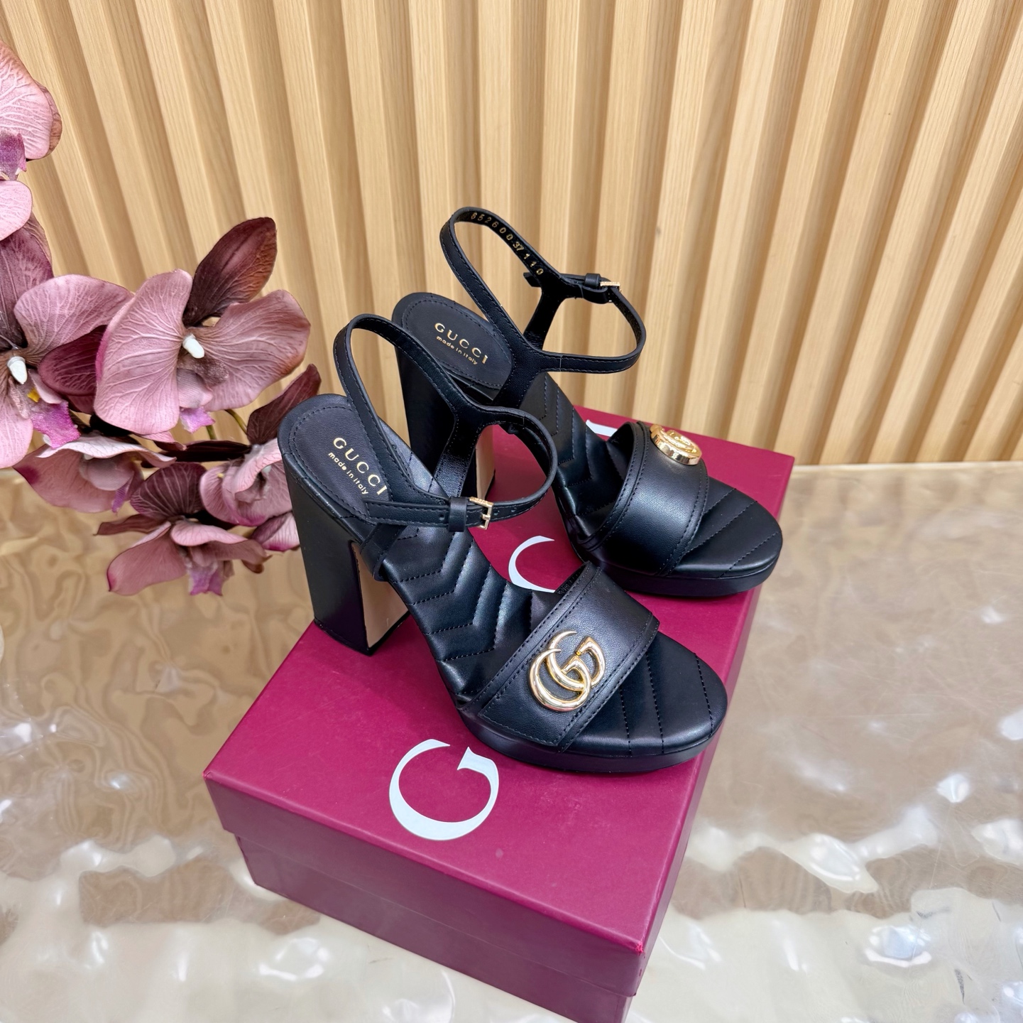 NO:787041,2026 New Spring New Gucci Early Spring Double G Thin Strap High-heeled Water Platform Sandals ———————————— Encrusted with fine rhinestones that sparkle under the refraction of light. They are not exaggerated but have high-gloss recognition. They are the contemporary translation of the brand’s century-old DNA. The 10.5cm high heels are tall and stylish. They can naturally elongate the body proportions on the feet of small people. They are versatile and suitable for all scenes. Pair with silk suspender skirts.  It is gentle and elegant for dating and commuting. It is paired with high-waisted wide-leg pants and a simple shirt. It has a smart and modern style. Paired with a floral tea dress, it is suitable for early spring vacations. It can easily become the finishing touch of the style. It is suitable for switching between day and night. The fabric is made of original cowhide and the lining is sheepskin. The genuine leather sole is imported from Italy. The heel height is 12cm, size 35-39 (customized for 40/41/42), high-heeled sandals, gucci, sandals, high  heels,skirts,shirts,cowhide,sheepskin,real silk,Leather soles198609092026新春新款 Gucci早春双G细带高跟水台凉鞋 ———————————— 满镶细碎水钻 光线折射下闪映莹润光泽 不浮夸却自带高光辨识度 既是品牌百年DNA的当代转译 10.5cm高跟挺拔有型 小个子上脚可自然拉长身形比例 百搭属性适配全场景穿搭 搭配真丝吊带裙 是约会通勤的温柔奢雅 配高腰阔腿裤与简约衬衫 干练摩登格调 搭碎花茶歇裙 适配早春度假出行 轻松成为造型点睛之笔 昼夜切换造型皆得体出众. 面料采用原版牛皮 内里踮脚均为羊皮 意大利进口真皮大底 跟高12cm size35-39（40/41/42定制）,高跟鞋凉鞋,gucci,sandals,high heels,skirts,shirts,cowhide,sheepskin,real silk,Leather soles,Women's Shoes