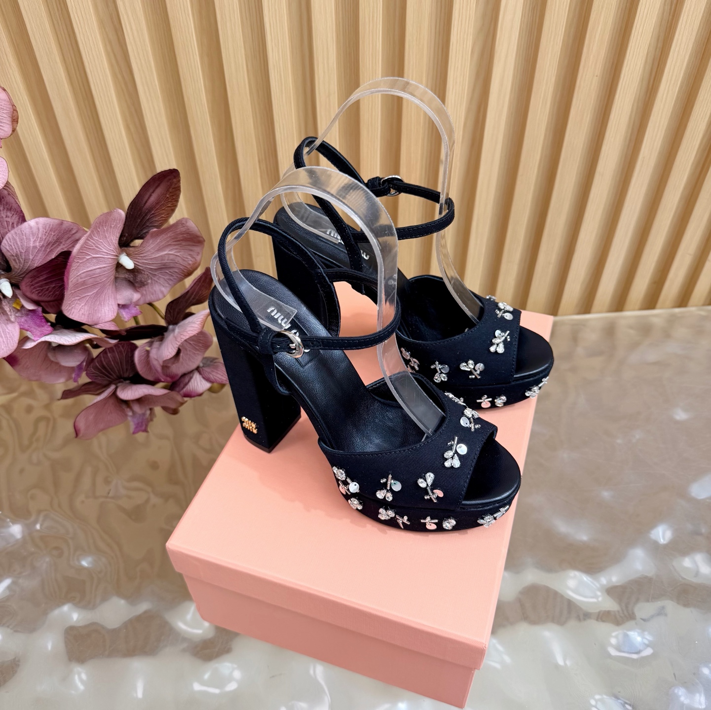 NO:786978,Miu Miu new platform high-heeled sandals series new miumiu ———————————— ★★★★★ The latest catwalk style of Paris Fashion Week, a new series of open-hanging that coexists comfort and fashion. The pointed toe and round toe designs match different style requirements. Original custom-made materials for uppers. Lining: original custom-made sheepskin lining, cowhide foot pads. Original open-molded leather outsole (heel height 12cm). Shoe size:  35-39 (40, 41 customizations are non-refundable) Delivery of the latest luxury counters with complete packaging, high heels and sandals, miumiu, sandals, high heels, cowhide, sheepskin, Leather soles19860909缪 缪 新款水台高跟凉鞋 系列上新miumiu ——————————— ★★★★★ 巴黎时装周最新走秀款,舒适度与时髦度并存的开挂全新系列,尖头与圆头设计搭配不同风格需求 鞋面原版定制材料  内里: 原版定制羊皮内里,牛皮垫脚 大底原版开模真皮大底（跟高12cm） 鞋码: 35-39（40、41定制不退换） 配送豪华最新专柜全套包装,高跟鞋凉鞋,miumiu,sandals,high heels,cowhide,sheepskin,Leather soles,Women's Shoes