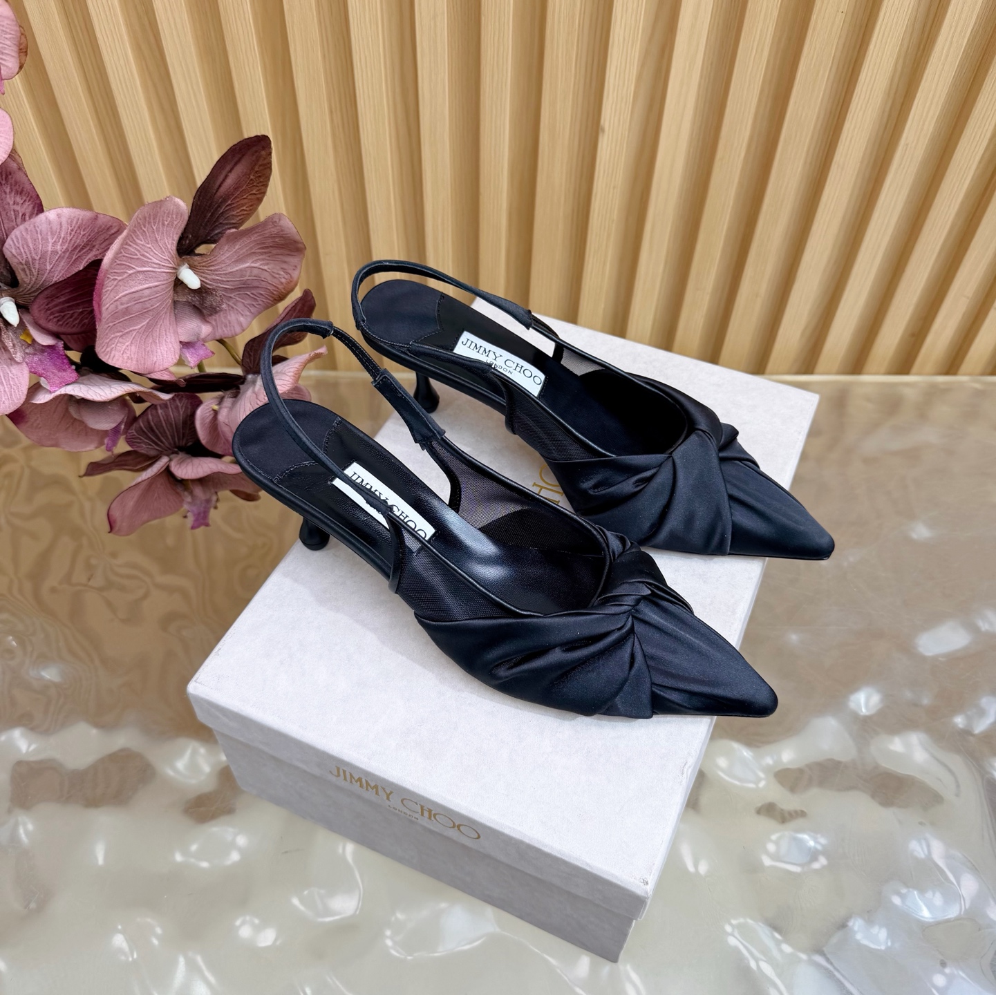 NO:786966,The new 2026 spring and summer Jimmychoo style and details are very particular!  Hot diamonds are not just decoration, they are the core highlight~ —————————————— The most interesting thing about this series is the sense of contrast and little surprises!  Soft pastel colors can also look bold, and their appearance is very contagious. Sandra Choi moved the oversized paper peonies into Milan, surrounded by greenery and flowers, as if walking into a surreal wonderland. What surprised me most about Jimmy Choo this season was the 'reconstruction of lace'. The metal toe splicing is no longer just a symbol of femininity, but has been deconstructed and spliced, turning it into a leader in shoes. Fabric: Silk Lining Imported custom lambskin outsole  Imported Italian raw color cowhide base size 35 to 39 (40 41 42 customized) Heel height: 6cm, high heels sandals, jimmy choo, sandals, high heels, cowhide, sheepskin, real silk198609092026春夏新款Jimmychoo 版型和细节超讲究！烫钻不只是装饰,是核心亮点～ —————————————— 这个系列最有意思的就是反差感和小惊喜！ 柔和的粉彩色也能显得很大胆,颜值很有感染力.SandraChoi把超大纸艺牡丹搬进米兰,四周绿意与花卉簇拥,仿佛走进一个超现实的仙境  这一季JimmyChoo最让我惊喜的是“蕾丝的再造”.金属鞋头拼接,它不再只是柔美的象征,而是被解构、拼接,化作鞋履上的佼佼者 面料:真丝 内里 进口意制小羊皮  大底 进口意大利原色牛皮底码数 35一39（40 41 42 定制) 跟高:6cm,高跟鞋凉鞋,jimmy choo,sandals,high heels,cowhide,sheepskin,real silk,Women's Shoes