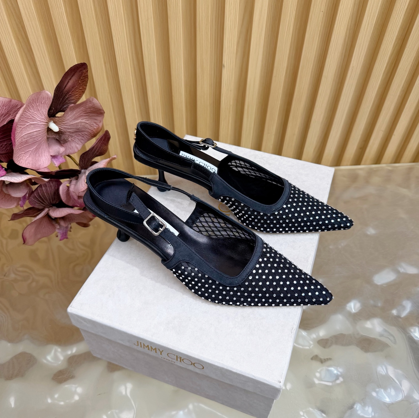 NO:786972,The new 2026 spring and summer Jimmychoo style and details are very particular!  Hot diamonds are not just decoration, they are the core highlight~ —————————————— The most interesting thing about this series is the sense of contrast and little surprises!  Soft pastel colors can also look bold, and their appearance is very contagious. Sandra Choi moved the oversized paper peonies into Milan, surrounded by greenery and flowers, as if walking into a surreal wonderland. What surprised me most about Jimmy Choo this season was the 'reconstruction of lace'. The metal toe splicing, it is no longer just a symbol of femininity, but has been deconstructed and spliced, turning it into a leader in shoes. Fabric: Mesh rhinestones, lining, imported custom-made lambskin outsole  Imported Italian raw color cowhide base size 35 to 39 (40 41 42 customized) Heel height: 6cm, high heels sandals, jimmy choo, sandals, high heels, cowhide, sheepskin198609092026春夏新款Jimmychoo 版型和细节超讲究！烫钻不只是装饰,是核心亮点～ —————————————— 这个系列最有意思的就是反差感和小惊喜！ 柔和的粉彩色也能显得很大胆,颜值很有感染力.SandraChoi把超大纸艺牡丹搬进米兰,四周绿意与花卉簇拥,仿佛走进一个超现实的仙境  这一季JimmyChoo最让我惊喜的是“蕾丝的再造”.金属鞋头拼接,它不再只是柔美的象征,而是被解构、拼接,化作鞋履上的佼佼者 面料:网纱烫钻 内里 进口意制小羊皮  大底 进口意大利原色牛皮底码数 35一39（40 41 42 定制) 跟高:6cm,高跟鞋凉鞋,jimmy choo,sandals,high heels,cowhide,sheepskin,Women's Shoes