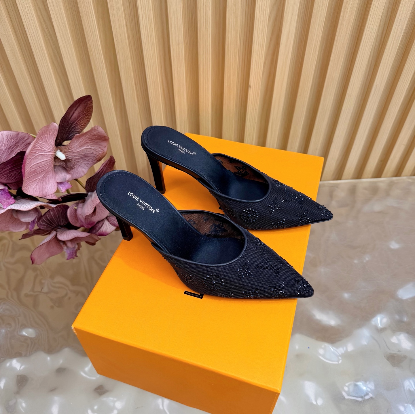 NO:786962,High version LV Louis Vuitton 26 2026 early spring new products. The top version counter features the latest model. Mesh hot-drilled hard-marked Muller half-drag/hollow sandals. Hard goods are new. ——————————High version.  vuitton,louis vuitton,sandals,high heels,sheepskin,Leather soles19860909高版本 LV 路易威登 26 2026早春新品 顶级版本专柜主打最新款 网纱烫钻硬标穆勒半拖/中空凉鞋 硬货上新 ————————————高版本 鞋面原版网纱烫钻 内里进口山羊皮里 大底真皮大底（8.5cm） 鞋码: 35-41（40、41、定制不退换）,半拖高跟鞋,louis vuitton,louis vuitton,sandals,high heels,sheepskin,Leather soles,Women's Shoes