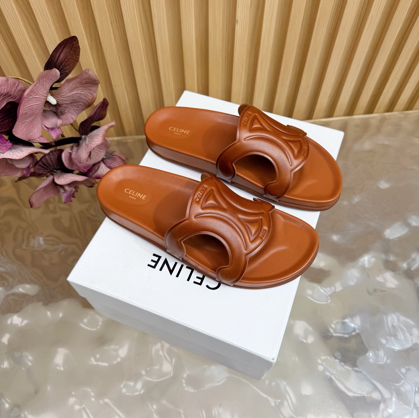 NO:786957,2026 new summer style Celine spring and summer new Arc de Triomphe slippers and beach shoes are hot new ————————————— The upper is made of original customized first-layer oil wax leather (two-color effect is obvious). The oil edge technology is computer high-temperature and high-frequency embossing technology. The font is clear and the upper is three-dimensional. A classic and versatile slipper worthy of your summer. Size35-41 (40, 41. Customization is not returnable), slippers, celine, slippers198609092026夏季新款 Celine春夏新款凯旋门拖鞋沙滩鞋火爆上新 ————————————— 鞋面采用原版定制头层油蜡皮（双色效果明显） 油边工艺电脑高温高周波压花工艺字体清晰鞋面立体感强一款经典百搭的拖鞋值得你夏日拥有 Size35-41（40、41.定制不退换）,拖鞋,celine,slippers,Women's Shoes
