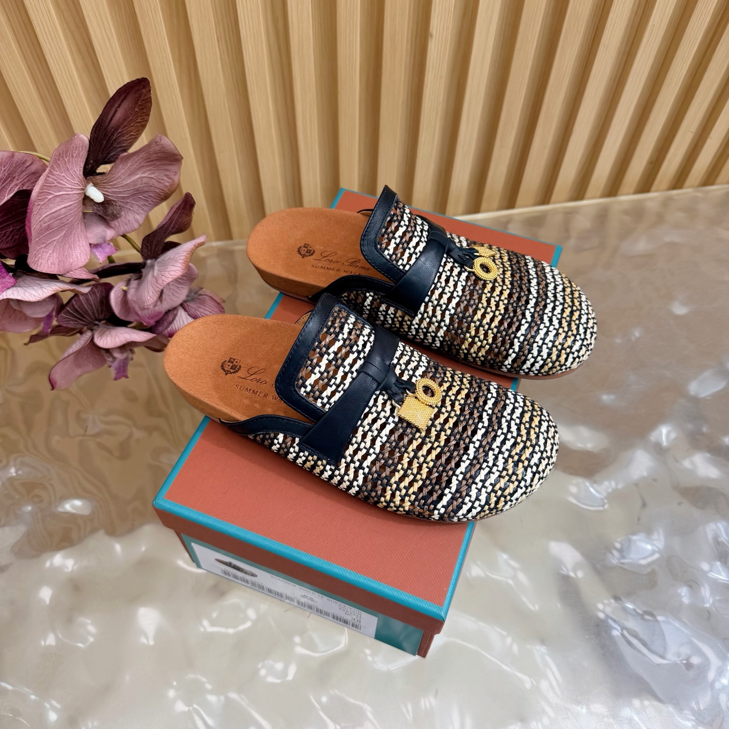 NO:786952,The top version of Loro Piana/ LP 56 spring and summer, these retro and beautiful woven Boken slippers are flat and minimalist style. Couple model ——————————Female Men Simple and fashionable Relaxed sense of luxury Fashion darlings look over. It is simply the new darling of the fashion circle. Simple design and unique. Revealing a lazy summer atmosphere. Classic logo metal buckle elements on the upper are cleverly embellished. Elegant and playful. Fashionable essentials. Feel the summer-like high-end wear~ The upper is made of original imported cowhide.  Lining with padded sheepskin. Original leather outsole imported from Italy. Size 35-39 (40/41 customized, non-refundable). Men's size 39-45 (45 customized). Comes with original packaging, half drag, loro piana, loro piana, slippers, cowhide, sheepskin, Leather soles.19860909顶级版本Loro Piana/ LP 56春夏这款复古绝美编织博肯拖鞋平底极简风 情侣款 ——————————女 男 简约即时髦 松弛的高级感 时尚宠儿看过来 简直是时尚圈新宠 简易设计独特 透着夏日慵懒氛围 鞋面经典logo金属标扣元素巧妙点缀 优雅又俏皮 时髦精必备 感受夏日感高级穿搭~ 鞋面采用原版进口牛皮 内里垫脚羊皮 意大利进口原色真皮大底 码数35-39（40/41定做不退换） 男码39-45（45定制） 配原版包装,半拖,loro piana,loro piana,slippers,cowhide,sheepskin,Leather soles,Women's Shoes