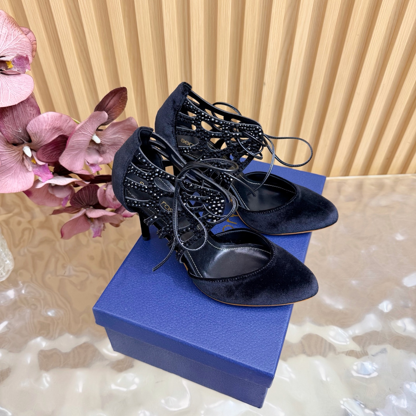 NO:786942,2026 spring and summer hot-selling Sergio Rossi silk rhinestone high heels. What is a sexy tool? It has to be a little bit of the toe seam, which makes you feel the ultimate charm. ———————————— Add sparkling crystal embellishments to the patent leather base, and launch this charming single product. A beautiful torture tool, it is made of patent leather fabric on the pointed toe body with a deep shoe opening. It is dignified and elegant. The upper is silk/velvet and the outsole is genuine leather.  Sheepskin lining, heel height 10cm, size 35-41 (40, 41 customized), high heels sandals, sandals, high heels, sheepskin, real silk198609092026春夏爆款 Sergio Rossi 赛乔罗西真丝水钻高跟鞋 什么叫性感利器,非他莫属稍微露出一点脚趾缝,倍感魅力极致 ————————————— 在漆皮基础上增添了闪耀的水晶缀饰,推出了这款散发着迷人魅力的单品.美丽刑具,它以漆皮面料制作于设有深鞋口的尖头鞋身端庄典雅 鞋面真丝/丝绒 大底真皮底 内里羊皮 跟高10cm 码数35-41（40、41定做),高跟鞋凉鞋,sandals,high heels,sheepskin,real silk,Women's Shoes