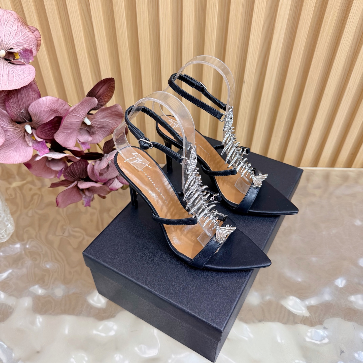 NO:786930,Giuseppe Zanotti 26ss new product fishbone diamond chain high heels really understand women's hearts —————————————— GZ high heels that can kill both men and women. I love them. They are indeed the brand that understands women best. They are sold out as soon as they are new. Especially the side line design is smooth, natural and very slim. It makes the whole pair of shoes full of layers and feminine. No matter what your usual style is, please be sure to try it!  Upper cowhide, lining mixed sheepskin, original Italian genuine leather outsole, heel height 9cm, Size 35–41 (40, 41 customization is non-returnable and non-exchangeable), high-heeled sandals, sandals, high heels, cowhide, sheepskin, Leather soles19860909Giuseppe Zanotti 26ss新品 鱼骨钻链 高跟鞋果然很懂女人心 ———————————— GZ斩男又斩女的高跟鞋 爱了 不愧是最懂女人的品牌 上新即售空 尤其是侧面线条设计流畅自然还很显瘦 让整双鞋层次感十足又富有女人味 不管你平时什么风格 请你一定要试试它！ 鞋面牛皮 内里混种羊皮 原版意大利真皮大底 跟高9cm Size 35–41（40、41定制不退不换）,高跟鞋凉鞋,sandals,high heels,cowhide,sheepskin,Leather soles,Women's Shoes