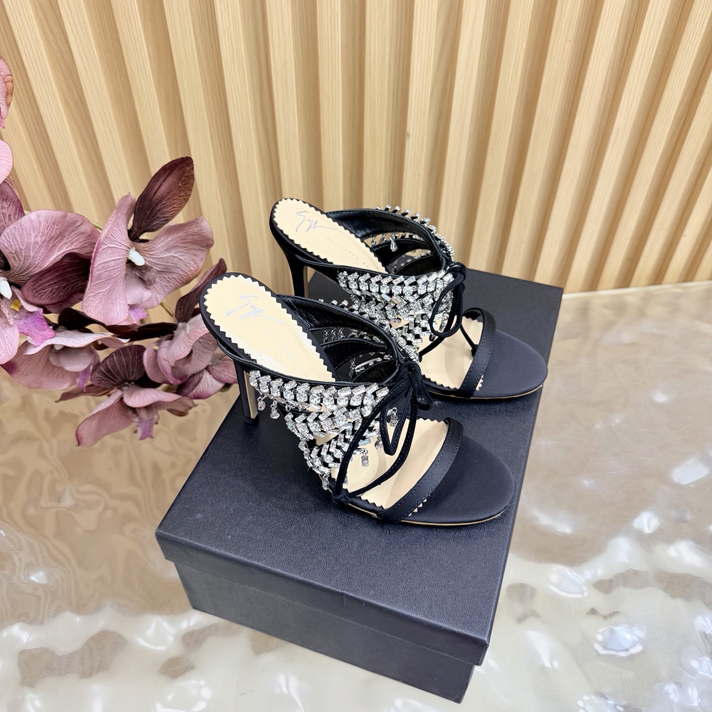 ⚠️Giuseppe Zanotti 26ss nuevo producto zapatos y pantuflas de tacón alto con cadena de diamantes, realmente entienden e…