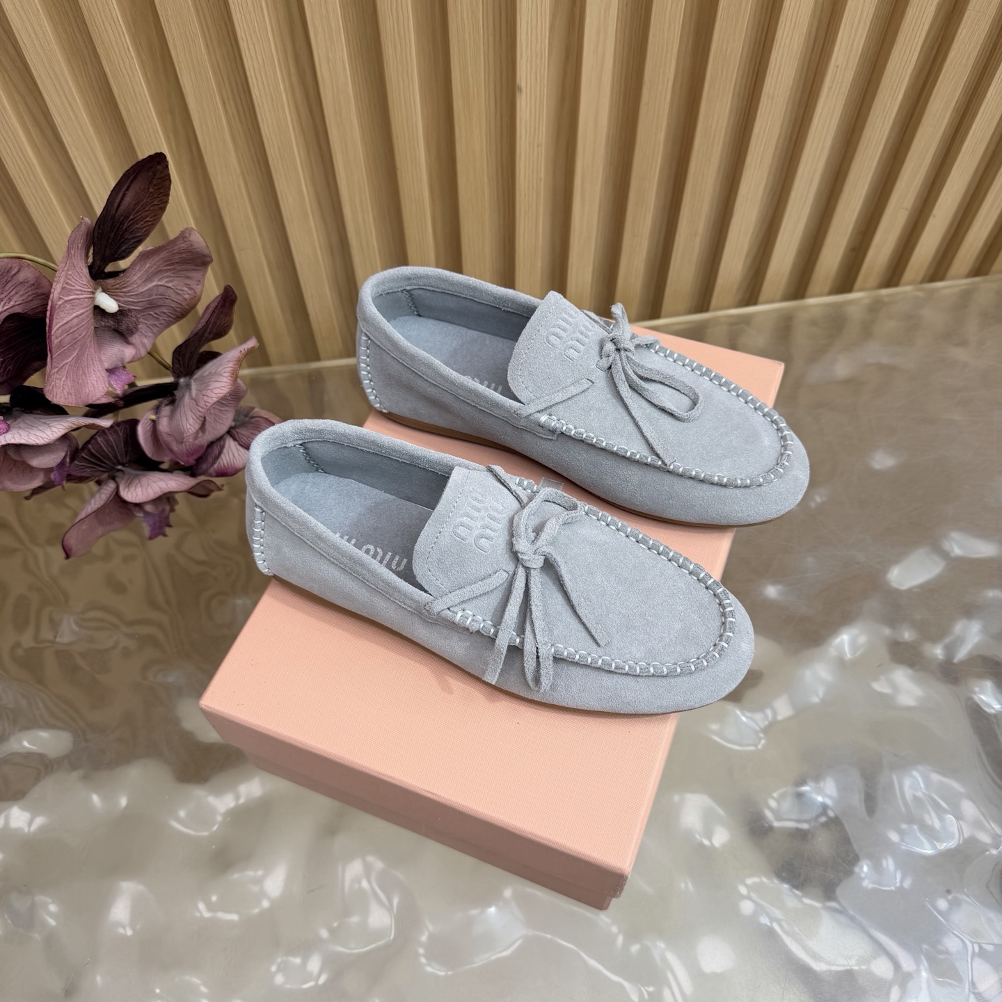 NO:814887,Miumiu 2026 Spring and Summer New Loaf Half Slippers/Shoes Bow —————————— The original board is developed one by one to kill all versions on the market. European and American celebrities, Internet celebrity girls love it, single color is fluffy and soft, skin-friendly and soft, a spring must-have. It is full of fashionable elements, and the appearance of the upper is added with MIUIMIUI letter buckle electric embroidery, which is full of nobility. Wearing it can always show women's fashion charm, fashionable but not too showy. The fabric is imported cashmere  Imported cashmere lining, original anti-slip rubber sole, size 35-41 (customized for 40, 41), loafers half-slip, miumiu, loafers19860909Miumiu2026春夏新款乐福半拖/单鞋 蝴蝶结 —————————— 原板一比一开发秒杀市场一切版本 欧美名媛 明星 网红girl 大爱款 ,单色蓬松柔软 亲肤柔软春季必备款 富有时尚元素,鞋面外表 加上MIUIMIUI字母扣电绣贵气感十足 穿上它总能展现女性时尚韵味 时尚却不过分张扬 面料进口羊绒 内里进口羊绒 鞋底原版防滑橡胶底 码数35-41（40、41定制）,乐福鞋半拖,miumiu,loafers,Women's Shoes