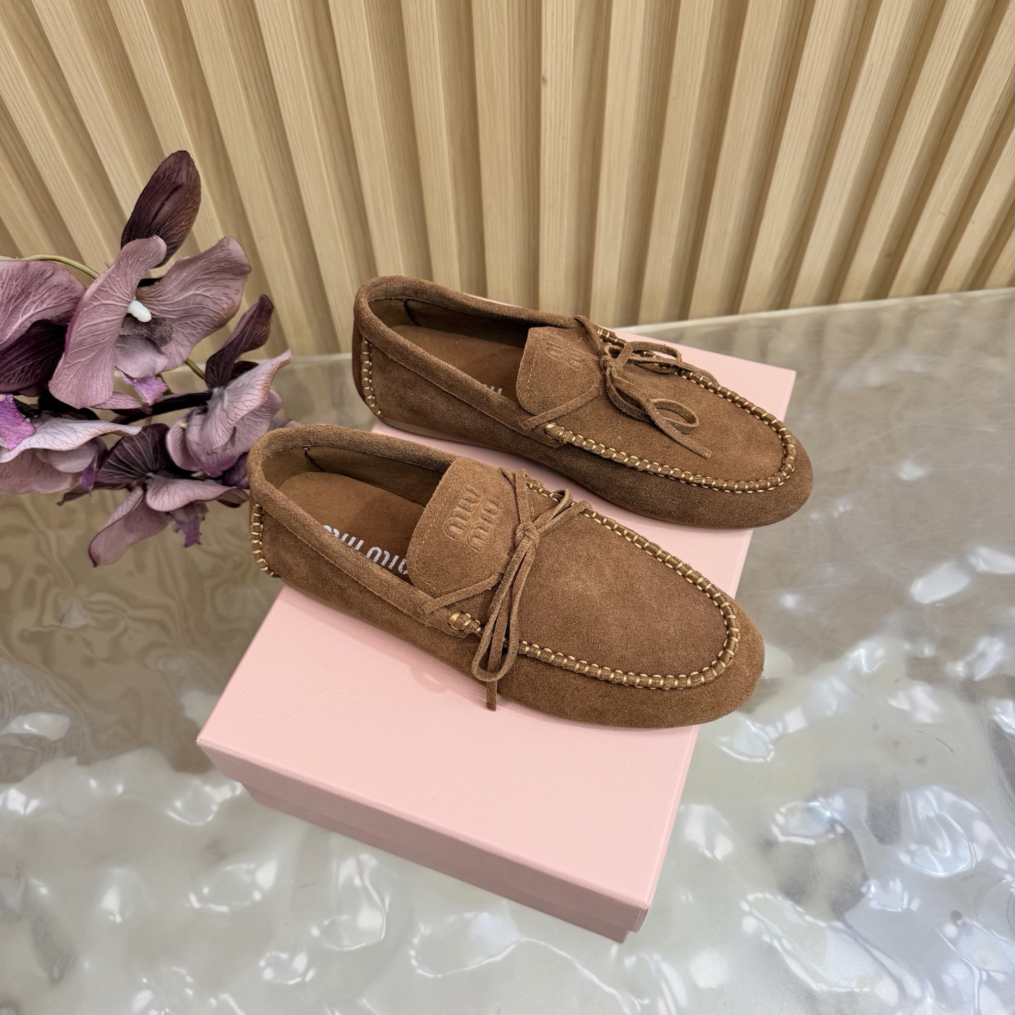 NO:814877,Miumiu 2026 Spring and Summer New Loaf Half Slippers/Shoes Bow —————————— The original board is developed one by one to kill all versions on the market. European and American celebrities, Internet celebrity girls love it, single color is fluffy and soft, skin-friendly and soft, a spring must-have. It is full of fashionable elements, and the appearance of the upper is added with MIUIMIUI letter buckle electric embroidery, which is full of nobility. Wearing it can always show women's fashion charm, fashionable but not too showy. The fabric is imported cashmere  Imported cashmere lining, original anti-slip rubber sole, size 35-41 (customized for 40, 41), loafers half-slip, miumiu, loafers19860909Miumiu2026春夏新款乐福半拖/单鞋 蝴蝶结 —————————— 原板一比一开发秒杀市场一切版本 欧美名媛 明星 网红girl 大爱款 ,单色蓬松柔软 亲肤柔软春季必备款 富有时尚元素,鞋面外表 加上MIUIMIUI字母扣电绣贵气感十足 穿上它总能展现女性时尚韵味 时尚却不过分张扬 面料进口羊绒 内里进口羊绒 鞋底原版防滑橡胶底 码数35-41（40、41定制）,乐福鞋半拖,miumiu,loafers,Women's Shoes
