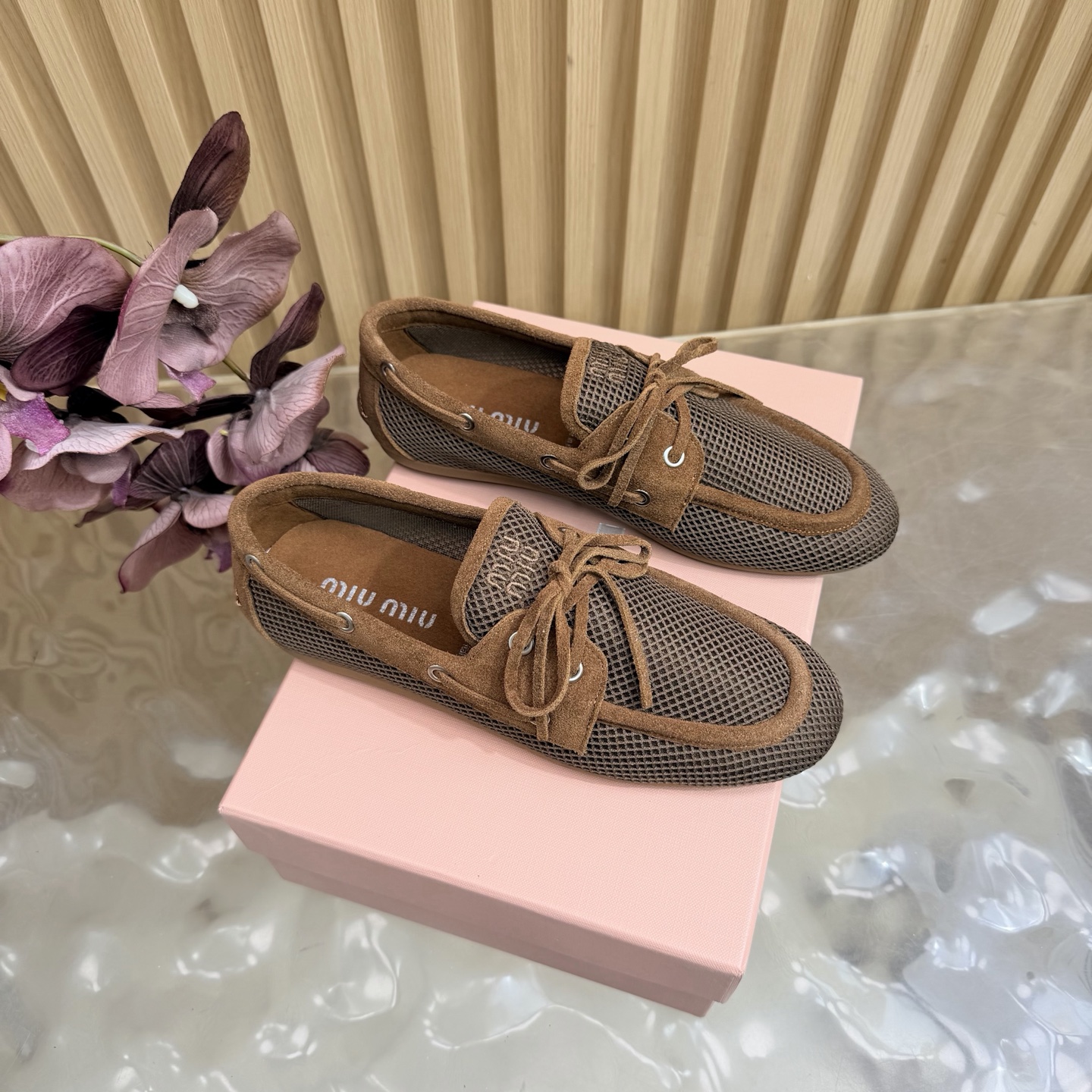 NO:814882,Miumiu 2026 Spring and Summer New Loaf Half Slippers/Shoes Bow —————————— The original board is developed one by one to kill all versions in the market. European and American celebrities, Internet celebrity girls love it, single color is fluffy and soft, skin-friendly and soft, a must-have for spring. It is full of fashionable elements, and the appearance of the upper is added with MIUIMIUI letter buckle electric embroidery, which makes it full of nobility. Wearing it can always show women's fashion charm, fashionable but not too showy. The fabric is imported mesh cashmere  Imported cashmere lining, original anti-slip rubber sole, size 35-41 (customized for 40, 41), loafers half-slip, miumiu, loafers19860909Miumiu2026春夏新款乐福半拖/单鞋 蝴蝶结 —————————— 原板一比一开发秒杀市场一切版本 欧美名媛 明星 网红girl 大爱款 ,单色蓬松柔软 亲肤柔软春季必备款 富有时尚元素,鞋面外表 加上MIUIMIUI字母扣电绣贵气感十足 穿上它总能展现女性时尚韵味 时尚却不过分张扬 面料进口网面羊绒 内里进口羊绒 鞋底原版防滑橡胶底 码数35-41（40、41定制）,乐福鞋半拖,miumiu,loafers,Women's Shoes