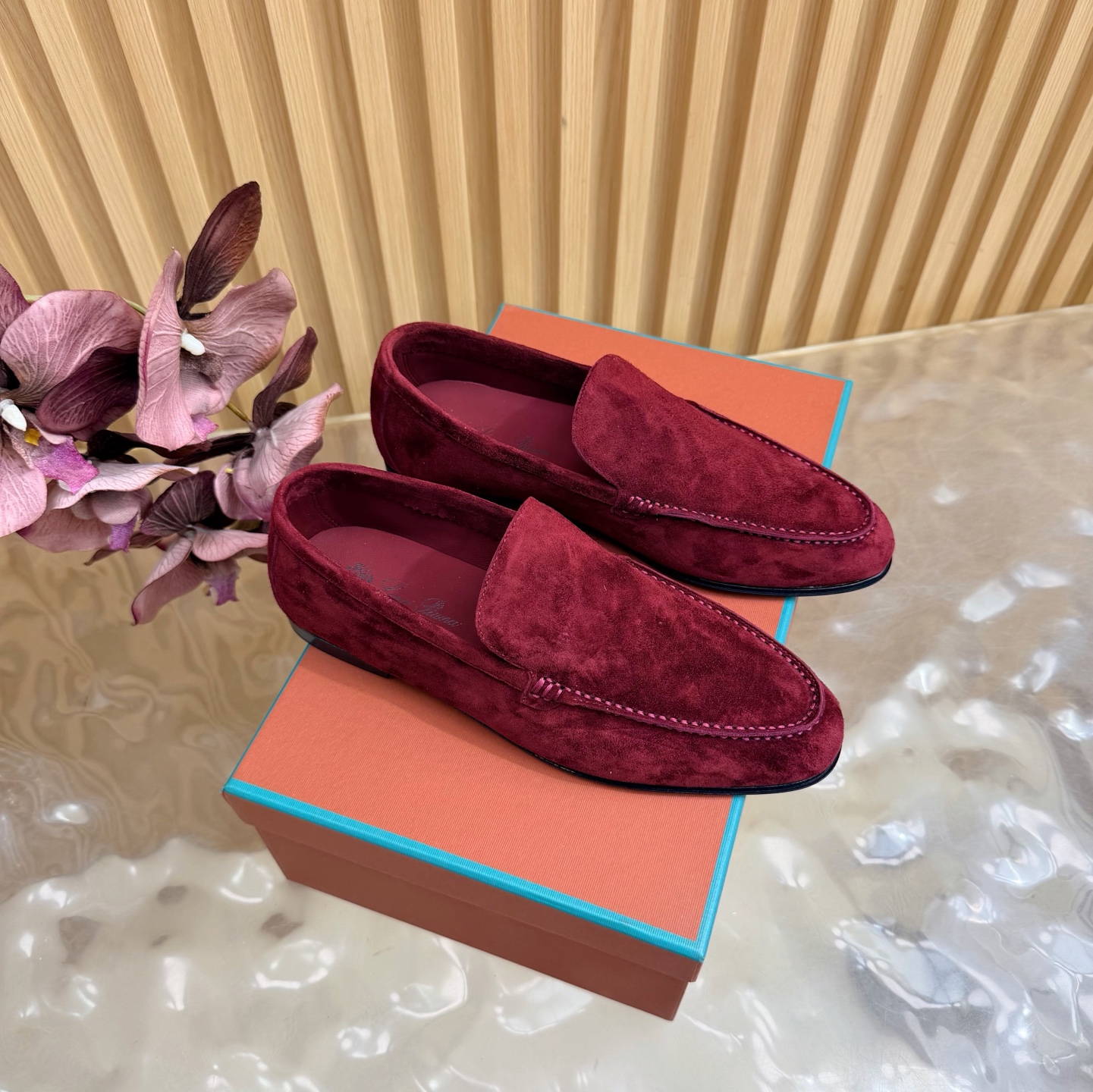 NO:814872,Top version Loro Piana/ LP 56 classic and beautiful classic loafers, minimalist style, retro and classy!  ———————————— Simple and elegant, it is a very attractive style!  The king of high-end versatile items, suitable for all seasons in spring, summer, autumn and winter. The upper is made of original cashmere (the texture is great). The lining is sheepskin. Italian imported genuine leather outsole. High flat heel. Size 35-42 (40.41.42 customized), loafers, loro piana, loro piana, loafers, sheepskin, Leather soles19860909顶级版本 Loro Piana/ LP 56经典绝美经典款 乐福单鞋 极简主义风格,复古又级！ ————————————— 简约又大气,属于非常耐看的款式！高级百搭之王一年四季春夏秋冬皆适宜 鞋面采用原版羊绒（质感超赞） 内里垫脚羊皮 意大利进口真皮大底 跟高平底 码数35-42（40.41.42定做）,乐福鞋,loro piana,loro piana,loafers,sheepskin,Leather soles,Women's Shoes