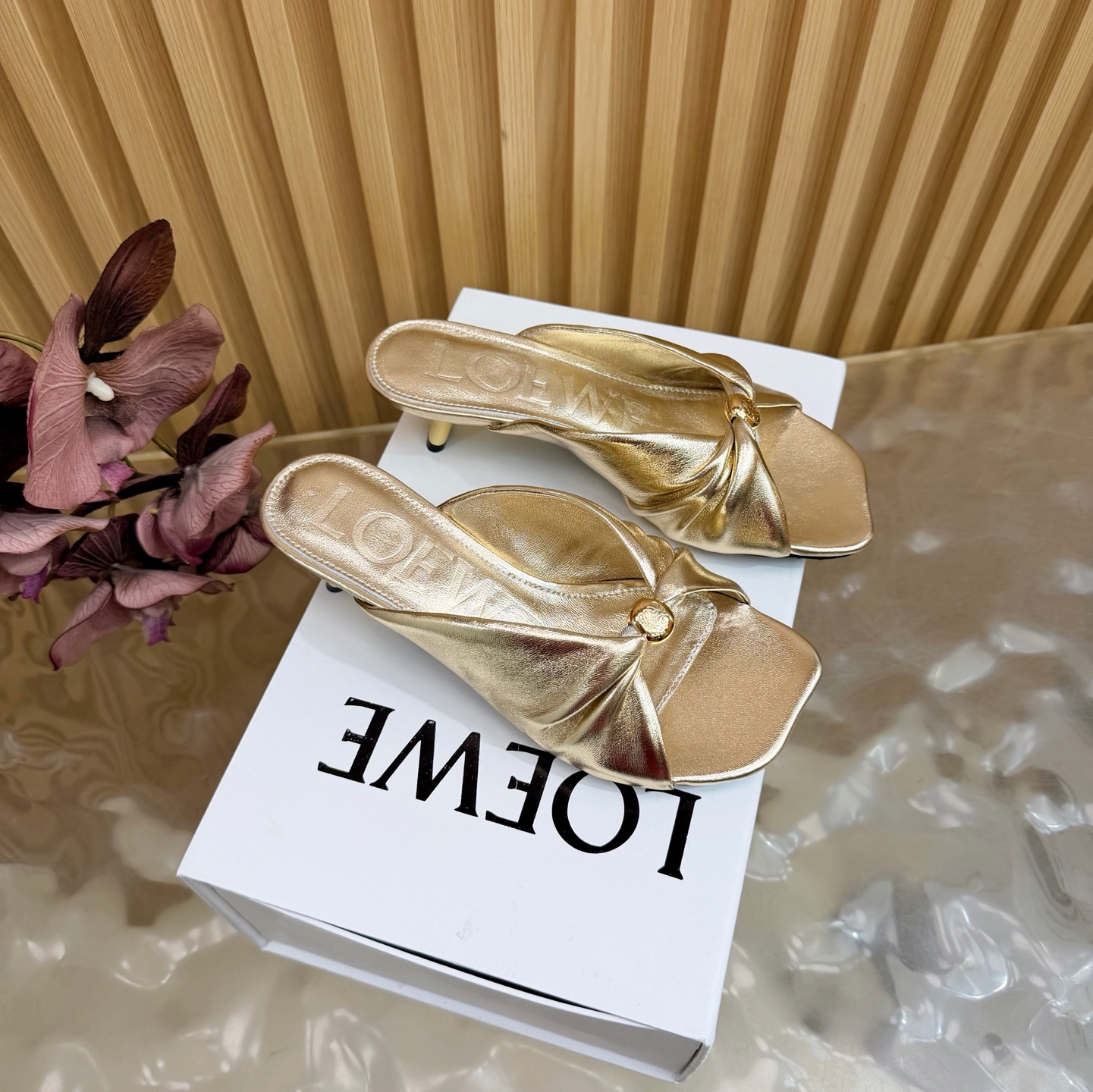 NO:814862,The top version [Loewe] cat heel half drag, hot new style, matched with the overall original last shape —————————————— ●The top layer of fabric is water-dyed environmentally friendly sheep leather ●The top layer of the inner lining [Loewe] The hot new version [Loewe] is matched with the overall original last shape, fashionable and individual and easy to wear The color is awesome ●The first layer of fabric is water-dyed environmentally friendly sheepskin ●The inner first layer is water-dyed environmentally friendly sheep lining ●Foot pads: the first layer water-dyed environmentally friendly sheep lining  ●Outsole rubber sole 5.5cm ●Packaging original full set ●Size women's model 35-40 (40, 41 customized, non-refundable), high heels and slippers, loewe, loewe, high heels, slippers, sheepskin19860909顶级版本【罗意威Loewe】猫跟半拖 火爆新款 配合整体原版楦型 ————————————— ●面料头层水染环保绵羊皮 ●内里顶级版本【罗意威Loewe】 火爆新款 配合整体原版楦型,时尚而个性好穿 颜色超赞 ●面料头层水染环保绵羊皮 ●内里头层水染环保绵羊里 ●垫脚:头层水染环保绵羊里 ●大底橡胶底5.5cm ●包装原版全套包装 ●码数女款 35-40（40、41 定做不退换）,高跟鞋拖鞋,loewe,loewe,high heels,slippers,sheepskin,Women's Shoes