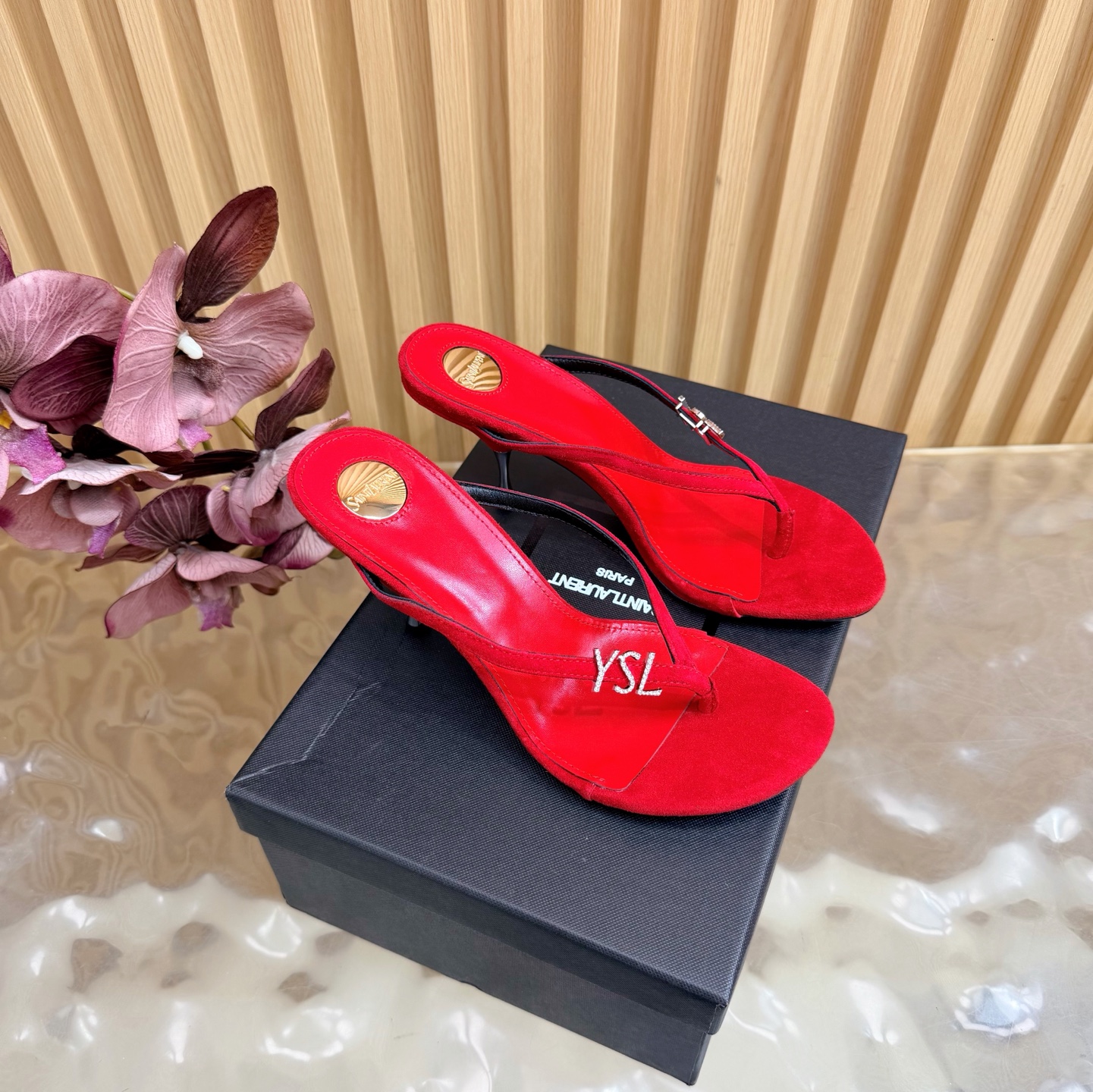 NO:814856,2026 spring and summer new YSL Saint Laurent / Yves Saint Laurent ysl slippers, super super invincible and popular slippers —————————————— This hardware buckle of each layout in our house must be molded and customized at 1:1!  The effect is very comfortable, the foot feels great, and it can be matched naturally whether you pair it with jeans, a small suit, or a skirt. Patent leather upper/sheep leather lining, genuine leather outsole, heel height 8cm, size 35-42 (40-42 customization is non-returnable and non-exchangeable), high heels and slippers, saint laurent, saint laurent, saint laurent, high heels, slippers, skirts, jeans, sheepskin, sheep, Leather  soles198609092026春夏新款 YSL Saint Laurent / 圣罗兰ysl拖鞋 超级超级无敌火爆的一个款拖鞋 —————————————— 这款我们家每个版面的五金扣都要开模1:1定制！效果非常舒服,脚感很棒,而且无论你搭配牛仔裤,小西服,裙子,都能搭配自然 鞋面漆皮/羊京 内里绵羊皮 鞋底真皮大底 跟高8cm 尺码35-42（40-42定制不退不换),高跟鞋拖鞋,saint laurent,saint laurent,saint laurent,high heels,slippers,skirts,jeans,sheepskin,sheep,Leather soles,Women's Shoes