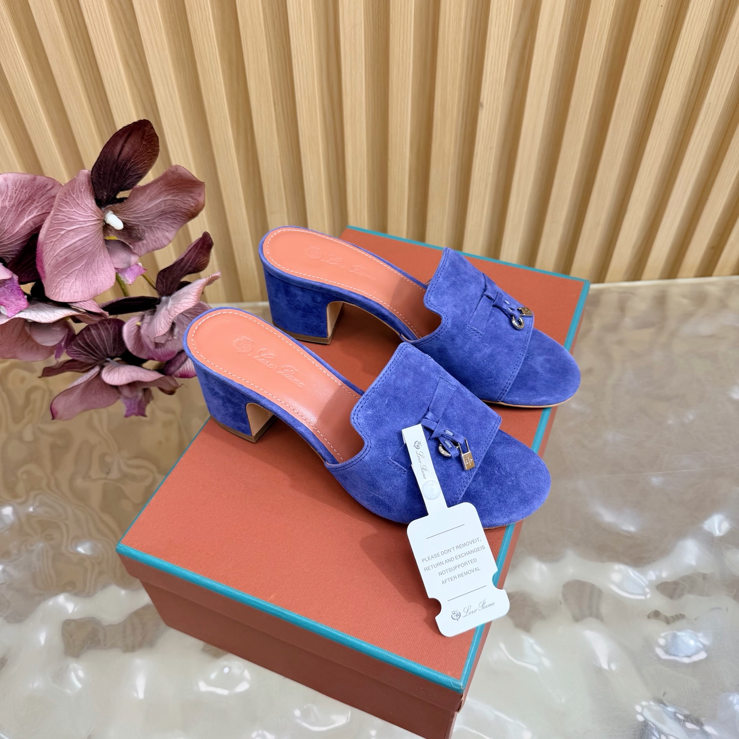 NO:814850,Top version Loro Piana/ LP 56 classic and beautiful classic slippers, flat shoes, minimalist style, retro and classy!  ———————————— Simple and elegant, it is a very attractive style!  The king of high-end versatile items, suitable for all seasons in spring, summer, autumn and winter. The upper is made of original cashmere (the texture is great). The lining is sheepskin. Genuine leather outsole imported from Italy. Heel height 5cm/flat bottom. Size 35-42 (40.41.42 customized). Slippers, loro piana, loro piana, flats, slippers, sheepskin, Leather soles.19860909顶级版本 Loro Piana/ LP 56经典绝美经典款 拖鞋 平底鞋单鞋 极简主义风格,复古又级！ ————————————— 简约又大气,属于非常耐看的款式！高级百搭之王一年四季春夏秋冬皆适宜 鞋面采用原版羊绒（质感超赞） 内里垫脚羊皮 意大利进口真皮大底 跟高5cm/平底 码数35-42（40.41.42定做）,拖鞋,loro piana,loro piana,flats,slippers,sheepskin,Leather soles,Women's Shoes
