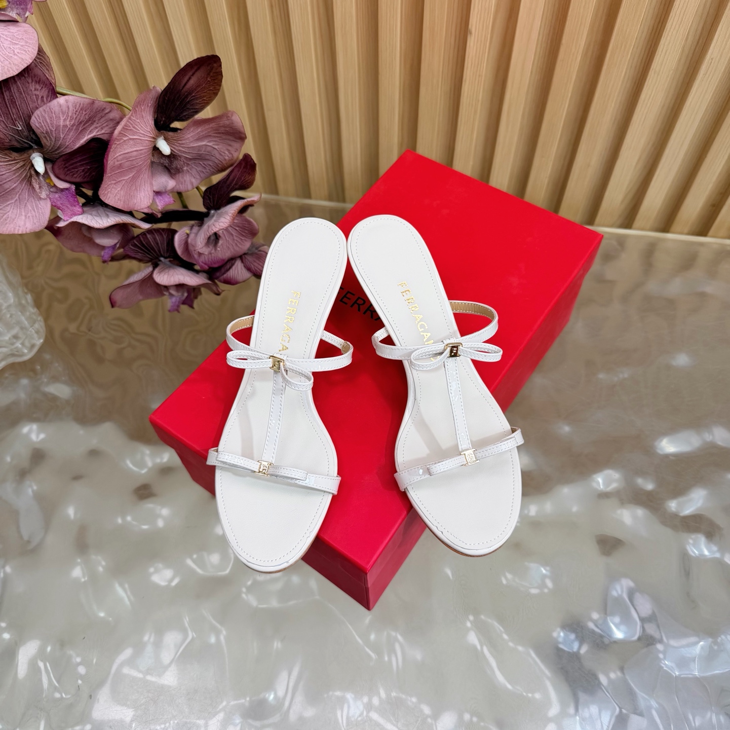 Женские белые босоножки на каблуке Ferragamo