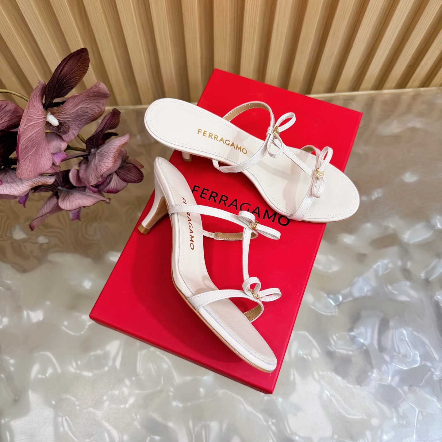 Женские белые босоножки на каблуке Ferragamo