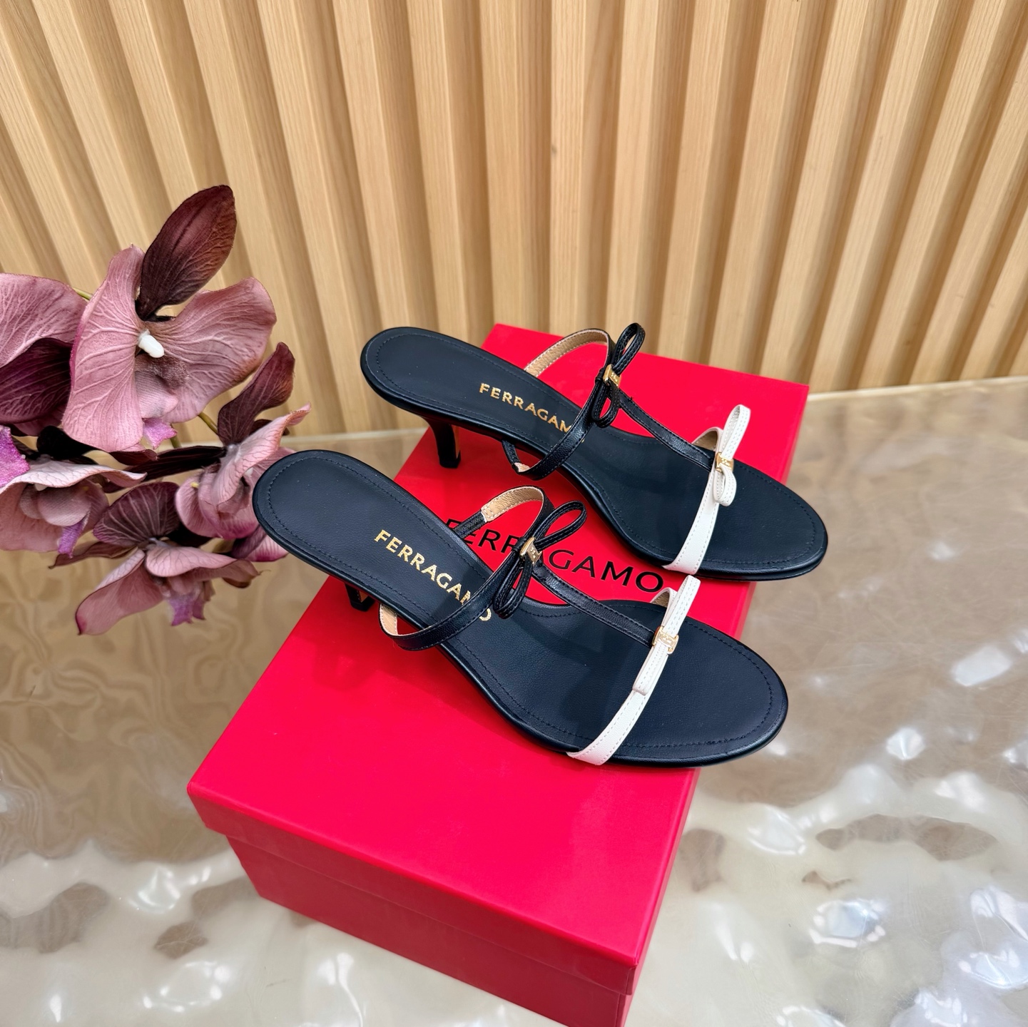 NO:814845,FERRAGA*O FERRAGA*O new bow kitten heel T-shaped sandals!  ———————————— Who knows the feeling of wearing French romance on your feet!  !  The classic T-shaped lace design directly enshrines the gods. The iconic metal buckle of the elegant item is like coming out of a retro movie. The blingbling and slim laces add a sense of layering. The looming ankle line when walking directly fills the atmosphere~ The fabric is imported cow patent leather/lambskin. The lining is imported sheepskin lining. The heel height is 5.5cm. The outsole is original imported leather outsole.  Size 35.36.37.38.39.40.41 (40.41 is custom-made and non-refundable), slippers, ferragamo, slippers, sheepskin, Leather soles19860909FERRAGA*O 菲拉*慕新款蝴蝶结小猫跟T字凉拖鞋！ ————————————  把法式浪漫穿在脚上的感觉谁懂啊！！ 经典T形系带设计直接封神 像是从复古电影里走出来的优雅单品标志性金属扣饰 blingbling 和纤细系带叠出层次感 走路时若隐若现的脚踝线条 氛围感直接拉满～ 面料进口牛漆皮/小羊皮 内里进口羊皮内里垫脚. 跟高5.5cm 大底原版进口真皮大底. 码数35.36.37.38.39.40.41（40.41定做不退换）,拖鞋,ferragamo,slippers,sheepskin,Leather soles,Women's Shoes