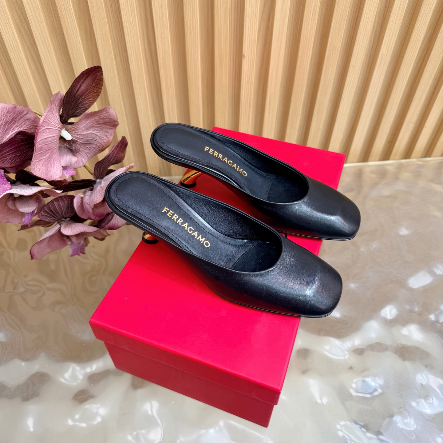 NO:814835,FERRAGA*O FERRAGA*O new S-heeled sandal mules!  Fila's S-shaped heels | The perfect commuting slippers that won't get tiring after standing for a long time~ These fish-mouth Mule slippers, the 'S'-shaped heels are completely ergonomic and made of soft and stiff sheepskin.  Size 35.36.37.38.39.40.41 (40.41 is custom-made and cannot be returned or exchanged), half drag, ferragamo, sheepskin, real silk, Leather soles19860909FERRAGA*O 菲拉*慕新款S跟凉拖穆勒鞋！ 菲拉家S型鞋跟 | 久站不累的通勤神拖～ 这双鱼口穆勒拖,“S”型鞋跟完全踩在人体工学上全羊皮材质软而挺括,上脚质感直接拉满日常穿都适配,简约高级不挑穿搭～ 面料进口小羊皮/真丝 内里进口羊皮内里垫脚. 跟高5.5cm 大底原版进口真皮大底. 码数35.36.37.38.39.40.41（40.41定做不退换）,半拖,ferragamo,sheepskin,real silk,Leather soles,Women's Shoes