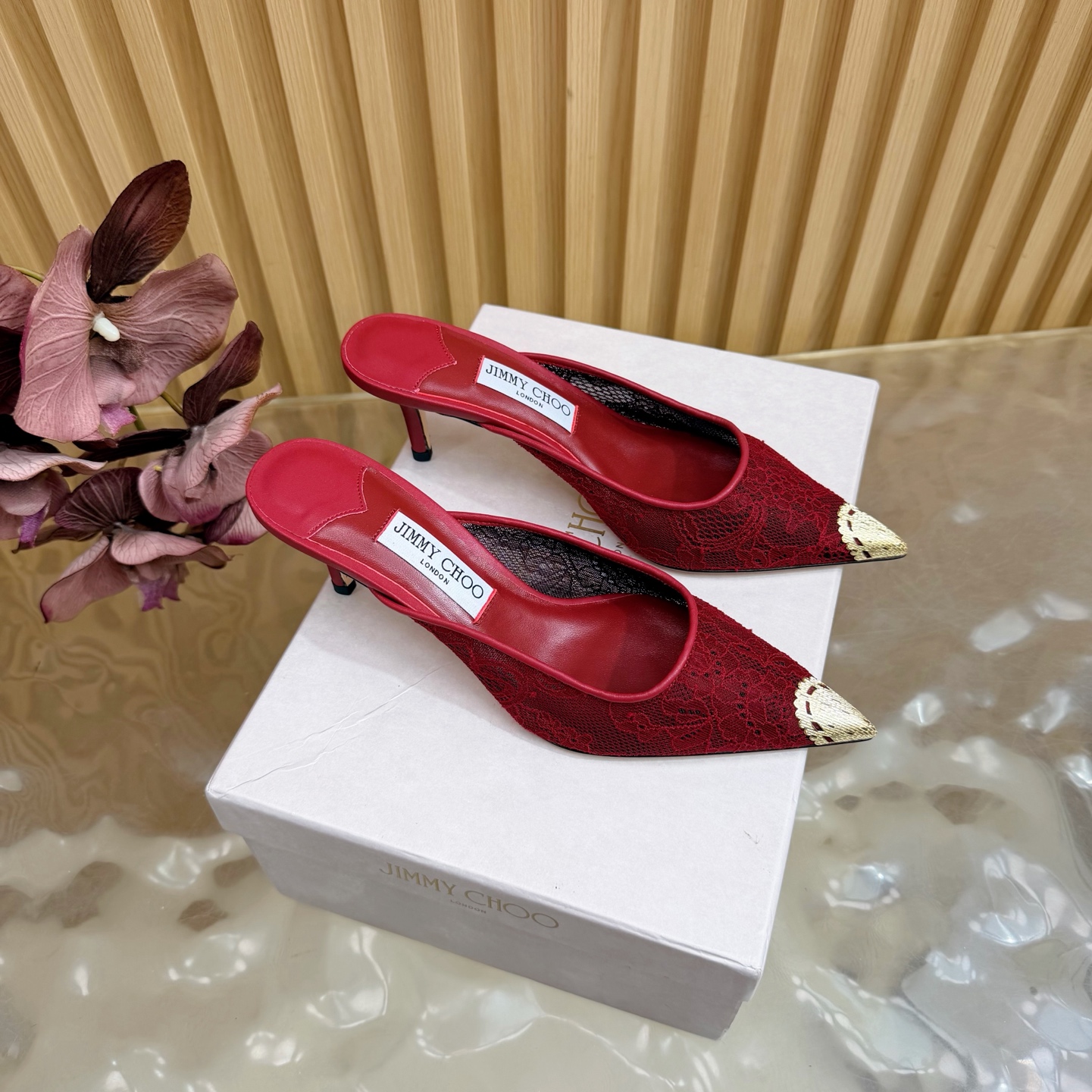 NO:814830,The new 2026 spring and summer Jimmychoo style and details are very particular!  Lace is not just decoration, it is the core highlight~ —————————————— The most interesting thing about this series is the contrast and little surprises!  Soft pastel colors can also look bold, and their appearance is very contagious. Sandra Choi moved the oversized paper peonies into Milan, surrounded by greenery and flowers, as if walking into a surreal wonderland. What surprised me most about Jimmy Choo this season was the 'reconstruction of lace'. The metal toe splicing is no longer just a symbol of femininity, but has been deconstructed and spliced, turning it into a leader in shoes. Fabric: Imported lace Lining Imported custom-made lambskin outsole  Imported Italian raw color cowhide base size 34 to 42 (34 40 41 42 customized) Heel height: 6.5cm, half drag, jimmy choo, cowhide, sheepskin198609092026春夏新款Jimmychoo 版型和细节超讲究！蕾丝不只是装饰,是核心亮点～ —————————————— 这个系列最有意思的就是反差感和小惊喜！ 柔和的粉彩色也能显得很大胆,颜值很有感染力.SandraChoi把超大纸艺牡丹搬进米兰,四周绿意与花卉簇拥,仿佛走进一个超现实的仙境  这一季JimmyChoo最让我惊喜的是“蕾丝的再造”.金属鞋头拼接,它不再只是柔美的象征,而是被解构、拼接,化作鞋履上的佼佼者 面料: 进口蕾丝 内里 进口意制小羊皮  大底 进口意大利原色牛皮底码数 34一42（34 40 41 42定制) 跟高:6.5cm,半拖,jimmy choo,cowhide,sheepskin,Women's Shoes