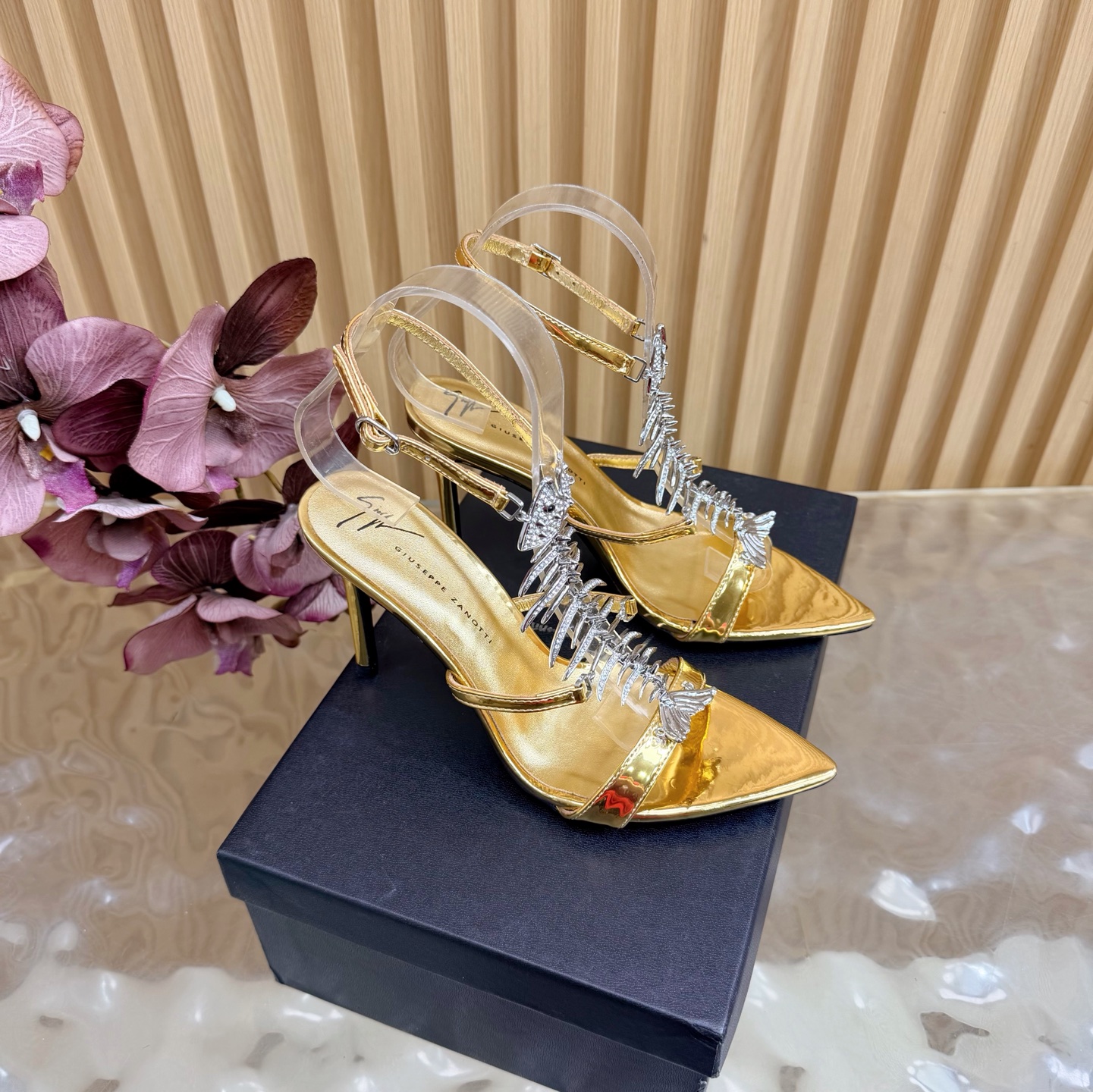 NO:814826,Giuseppe Zanotti 26ss new product fishbone diamond chain high heels really understand women's hearts —————————————— GZ high heels that can kill both men and women. I love them. They are indeed the brand that understands women best. They are sold out as soon as they are new. Especially the side line design is smooth, natural and very slim. It makes the whole pair of shoes full of layers and feminine. No matter what your usual style is, please be sure to try it!  Upper cowhide/patent leather, lining mixed sheepskin, original Italian genuine leather outsole, heel height 9cm, Size 35–41 (40, 41 customization is non-returnable and non-exchangeable), high-heeled sandals, sandals, high heels, cowhide, sheepskin, Leather soles19860909Giuseppe Zanotti 26ss新品 鱼骨钻链 高跟鞋果然很懂女人心 ———————————— GZ斩男又斩女的高跟鞋 爱了 不愧是最懂女人的品牌 上新即售空 尤其是侧面线条设计流畅自然还很显瘦 让整双鞋层次感十足又富有女人味 不管你平时什么风格 请你一定要试试它！ 鞋面牛皮/漆皮 内里混种羊皮 原版意大利真皮大底 跟高9cm Size 35–41（40、41定制不退不换）,高跟鞋凉鞋,sandals,high heels,cowhide,sheepskin,Leather soles,Women's Shoes