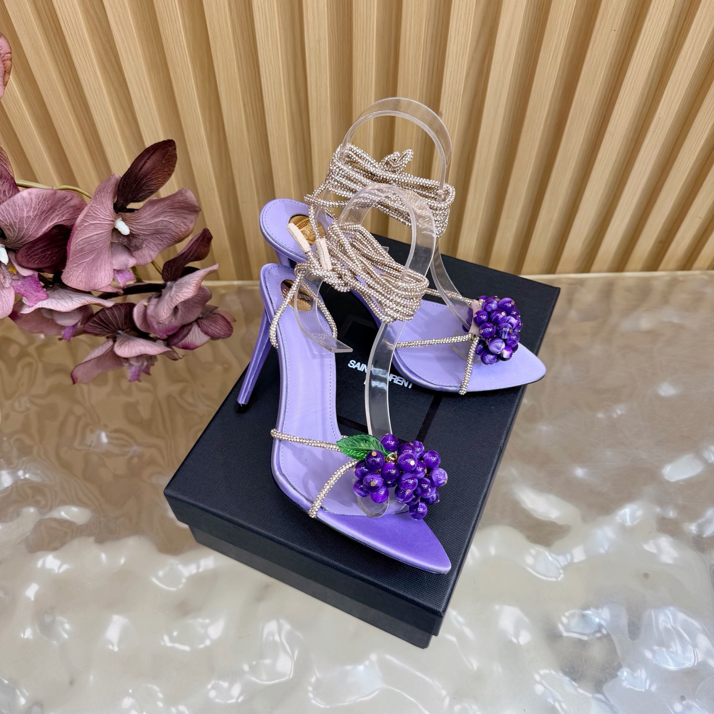 NO:814867,High version of the 2026 spring and summer new YSL Saint Laurent / YSL grape pendant high heels. Super super invincible and popular high-heeled grape pendant strap sandals —————————————— This hardware buckle of each layout in our house must be molded and customized at 1:1!  The effect is very comfortable, the foot feels great, and it can be matched naturally whether you pair it with jeans, a small suit, or a skirt. Silk upper, silk lining, leather outsole, heel height 10cm, size 35-42 (40, 41, 42 customized, non-returnable and non-exchangeable), high heels and sandals, saint laurent, saint laurent, saint laurent, sandals, high heels, skirts, jeans, real silk, Leather soles19860909高版本2026春夏新款 YSL Saint Laurent / 圣罗兰ysl 葡萄吊坠 高跟 超级超级无敌火爆的高跟葡萄吊坠绑带凉鞋 —————————————— 这款我们家每个版面的五金扣都要开模1:1定制！效果非常舒服,脚感很棒,而且无论你搭配牛仔裤,小西服,裙子,都能搭配自然 鞋面真丝 内里真丝 鞋底真皮大底 跟高10cm 尺码35-42（40、41、42定制不退不换),高跟鞋凉鞋,saint laurent,saint laurent,saint laurent,sandals,high heels,skirts,jeans,real silk,Leather soles,Women's Shoes