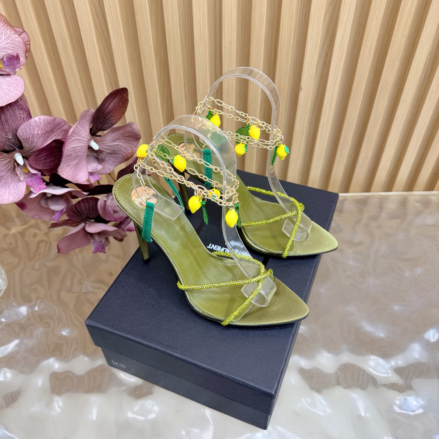 NO:814821,High version of the 2026 spring and summer new YSL Saint Laurent/YSL Lemon Grape Pendant High Heel Super super invincible and popular high-heeled lemon pendant strap sandals —————————————— This hardware buckle of each layout in our house must be molded and customized at 1:1!  The effect is very comfortable, the foot feels great, and it can be matched naturally whether you pair it with jeans, a small suit, or a skirt. Silk upper, silk lining, leather outsole, heel height 10cm, size 35-42 (40, 41, 42 customized, non-returnable and non-exchangeable), high heels and sandals, saint laurent, saint laurent, saint laurent, sandals, high heels, skirts, jeans, real silk, Leather soles19860909高版本2026春夏新款 YSL Saint Laurent / 圣罗兰ysl 柠檬葡萄吊坠 高跟 超级超级无敌火爆的高跟柠檬 吊坠绑带凉鞋 —————————————— 这款我们家每个版面的五金扣都要开模1:1定制！效果非常舒服,脚感很棒,而且无论你搭配牛仔裤,小西服,裙子,都能搭配自然 鞋面真丝 内里真丝 鞋底真皮大底 跟高10cm 尺码35-42（40、41、42定制不退不换),高跟鞋凉鞋,saint laurent,saint laurent,saint laurent,sandals,high heels,skirts,jeans,real silk,Leather soles,Women's Shoes