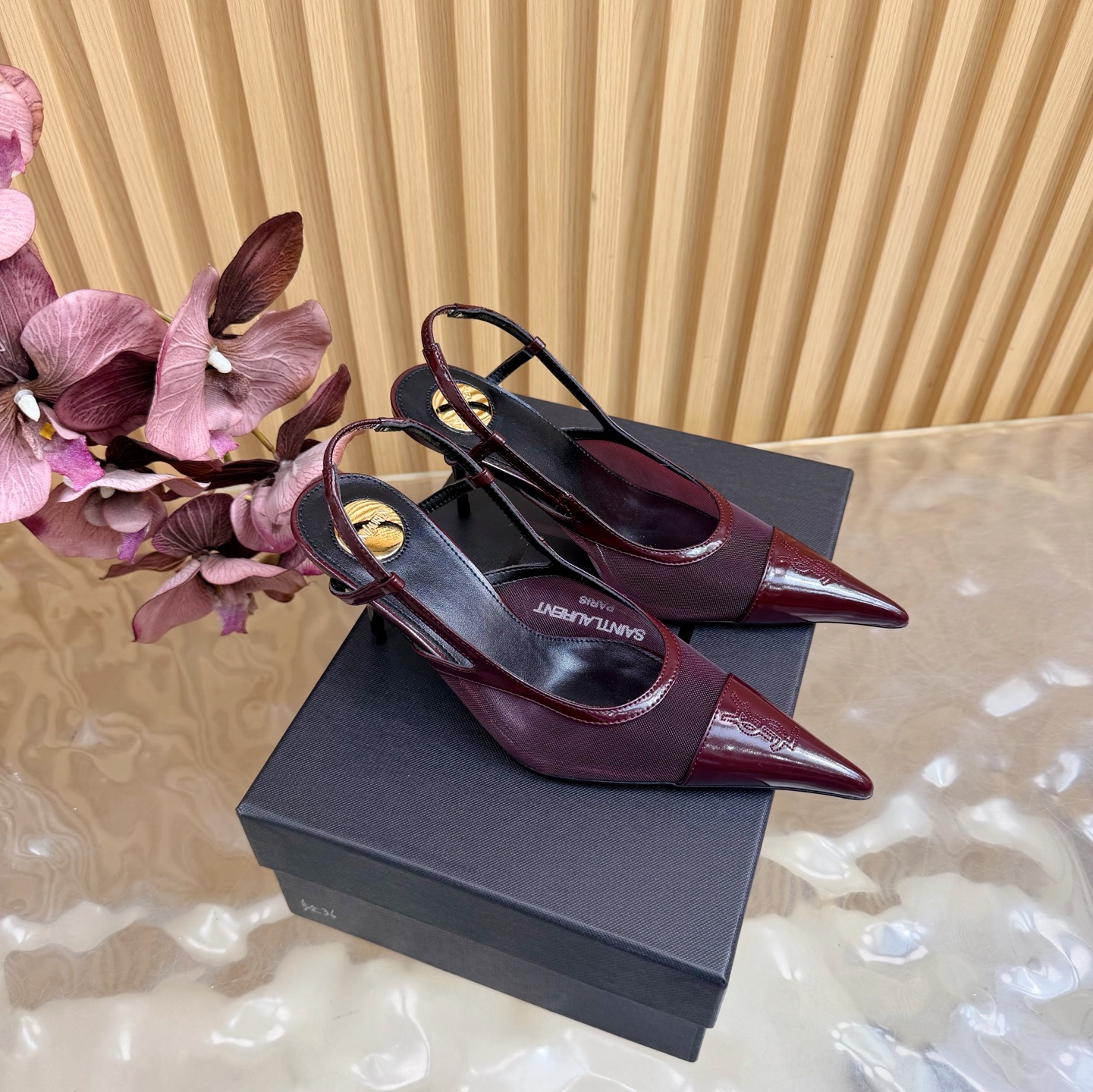 NO:814861,2026 spring and summer new YSL Saint Laurent / Yves Saint Laurent ysl slippers, super super invincible and popular slippers —————————————— This hardware buckle of each layout in our house must be molded and customized at 1:1!  The effect is very comfortable, the foot feels great, and whether you pair it with jeans, a small suit, or a skirt, it can be matched naturally. The upper is mesh with open beads. The lining is sheepskin. The sole is genuine leather. Heel height is 7.5cm. Sizes 35-42 (40-42 customization is non-returnable and non-exchangeable). High-heeled sandals, saint laurent, saint laurent, saint laurent, sandals, high  heels,slippers,skirts,jeans,sheepskin,Leather soles198609092026春夏新款 YSL Saint Laurent / 圣罗兰ysl拖鞋 超级超级无敌火爆的一个款拖鞋 —————————————— 这款我们家每个版面的五金扣都要开模1:1定制！效果非常舒服,脚感很棒,而且无论你搭配牛仔裤,小西服,裙子,都能搭配自然 鞋面网纱开边珠 内里绵羊皮 鞋底真皮大底 跟高7.5cm 尺码35-42（40-42定制不退不换),高跟鞋凉鞋,saint laurent,saint laurent,saint laurent,sandals,high heels,slippers,skirts,jeans,sheepskin,Leather soles,Women's Shoes