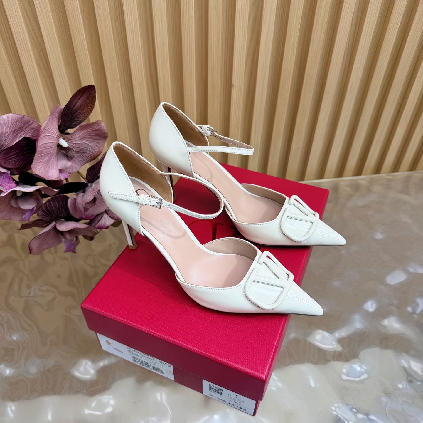 NO:814843,2026 Spring and Summer New Style New Top Version Valentino Paris Fashion Show Model Launches the Latest Valentino Thick Heel Stud Sandal High Heel ———————————— Valentino This series interprets a new fashion charm. It continues the ultra-high heel design and is favored by well-known overseas bloggers. Tens of millions of fan bloggers love it and it sells well at home and abroad. It is out of stock in China. The top version has candy color matching. Every color is beautiful. Patent leather upper and imported sheepskin lining.  Genuine leather outsole, heel height 8.5cm, full original packaging, sizes 35 to 42 (40.41.42 non-returnable, non-exchangeable), high heels and sandals, valentino, valentino, sandals, high heels, sheepskin, Leather soles198609092026春夏新款 新款 顶级版本版本Valentino 巴黎时装秀场款推出最新款 华伦天奴粗跟铆钉 凉鞋高跟 —————————————— 华伦天奴此系列演绎全新时尚魅力 延续超高跟设计,深得海外知名博主青睐 千万粉丝博主倾情演绎,畅销海内外 国内已经断货,顶级版本 糖果色配色,每个颜色都是绝美 鞋面漆皮 内里进口羊皮 鞋底真皮大底 跟高8.5cm 包装全套原版包装 码数35一42码（40.41.42不退不换）,高跟鞋凉鞋,valentino,valentino,sandals,high heels,sheepskin,Leather soles,Women's Shoes