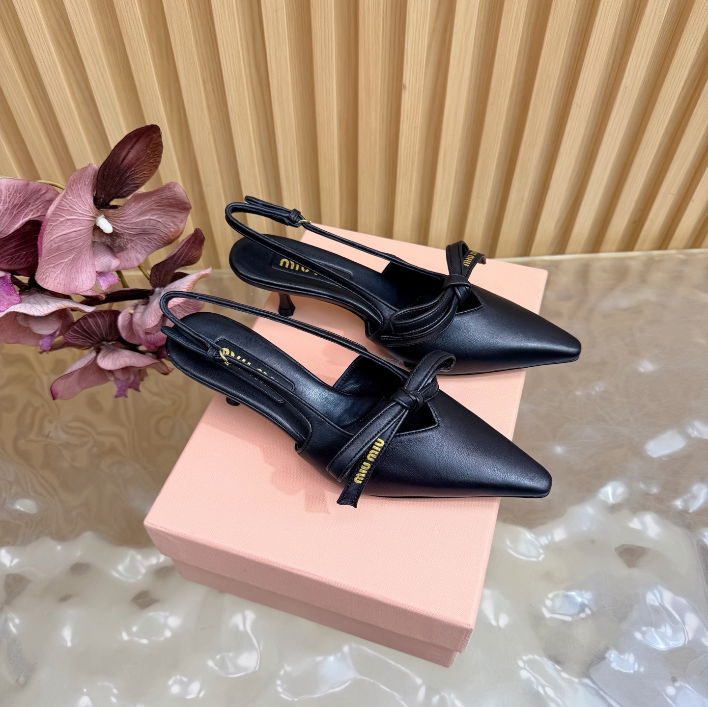 NO:814841,Miu Miu's new pointed-toe high-heeled shoes series is new miumiu ———————————— ★★★★★ The latest Paris Fashion Week catwalk model, a new series of open-hanging that coexists comfort and fashion. The pointed toe and round toe designs match different style needs. Original custom-made horse hair/cowhide/sheep leather upper. Inner: original custom-made sheepskin lining, cowhide foot pads. Original open-molded leather outsole (5.5cm). Shoe size:  35-39 (34, 40, 41 customizations are non-returnable) Delivery of the latest luxury counter full set of packaging, high heels and sandals, miumiu, sandals, high heels, cowhide, sheepskin, sheep, Leather soles19860909缪 缪 新款尖头高跟单鞋 系列上新miumiu ——————————— ★★★★★ 巴黎时装周最新走秀款,舒适度与时髦度并存的开挂全新系列,尖头与圆头设计搭配不同风格需求 鞋面原版定制马毛/牛皮/羊京  内里: 原版定制羊皮内里,牛皮垫脚 大底原版开模真皮大底（5.5cm） 鞋码: 35-39（34、40、41定制不退换） 配送豪华最新专柜全套包装,高跟鞋凉鞋,miumiu,sandals,high heels,cowhide,sheepskin,sheep,Leather soles,Women's Shoes