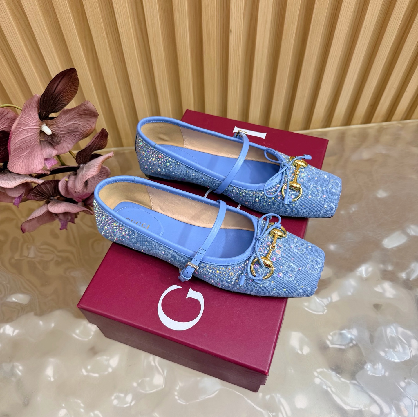NO:814831,[Details upgraded, workmanship upgraded] GUCCI Gucci Ballet Shoes 2026 Early Spring Series Ballet Shoes Sandals/Shoes ———————————— Let’s just say that this year is the year of ballet shoes, and the ballet shoes of Gucci 2025 Early Spring Series are also popular!  Small square toe design + classic horsebit buckle, delicate and elegant with a touch of playfulness, fashionable and good-looking to wear. Canvas upper with rhinestones, sheepskin for foot pads. Original leather outsole for soles. Size: 35-42 (customized for 40, 41, 42), sandals, gucci, gucci, sandals, sheepskin, Leather soles19860909【细节升级,做工升级】 GUCCI 古驰芭蕾鞋2026早春系列芭蕾鞋凉鞋/单鞋 ——————————— 就说今年是芭蕾鞋大年,Gucci 2025早春系列的芭蕾鞋也火了！小方头设计+经典马衔扣,在精致、优雅中又带着一丝俏皮,穿起来时髦又好看 鞋面帆布烫钻 垫脚羊皮 鞋底原版真皮大底 码数: 35-42（40、41、42定制）,凉鞋单鞋,gucci,gucci,sandals,sheepskin,Leather soles,Women's Shoes