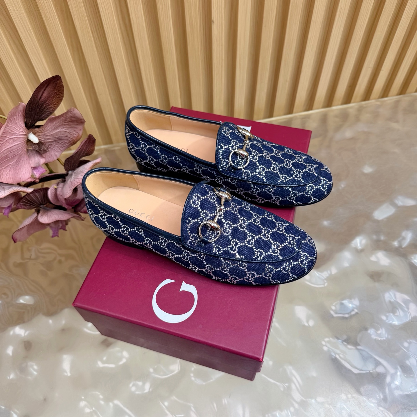 NO:814825,2026 Spring and Summer Gucci's latest diamond buckle double G horsebit block heel sandals —————————— This women's thong sandals are paired with gold-toned accessories decorated with classic big D new horsebit details, highlighting the brand heritage and showing a unique charm. Made of exquisite sheepskin, the design is elegant yet casual, making it a refreshing and ideal item for the warm season. The upper is imported denim with rhinestones. The lining/foot pad is lambskin. The sole is genuine leather and the heel is high and flat.  Matching code 35-43 (41/40/42/customized, non-refundable), loafers and half-flop, gucci, loafers, sandals, sheepskin198609092026 春夏季Gucci最新钻扣双G字马衔扣粗跟 凉鞋 ——————————— 这款女士夹趾凉鞋搭配饰经典大D新马衔扣细节金色调配件,彰显品牌传承,尽显别样魅力.采用精致羊皮打造,设计优雅而不失随性,是暖季造型的清爽理想单品 鞋面进口牛仔布烫钻 内里/垫脚小羊皮 鞋底真皮底 跟高平底 配码35-43（41/40/42/定做不退换）,乐福鞋半拖,gucci,loafers,sandals,sheepskin,Women's Shoes