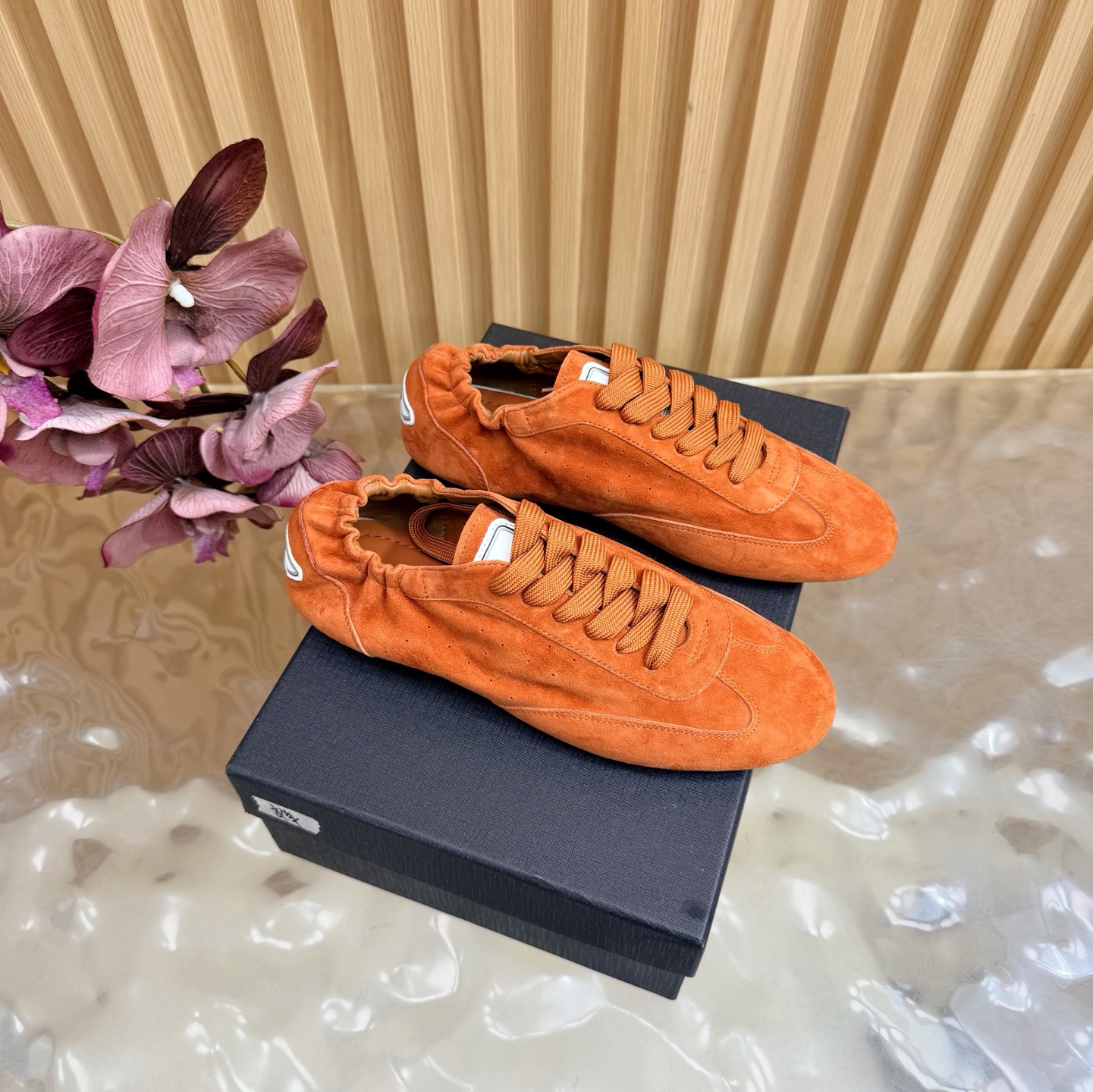 NO:816979,The top version of Saint Lauren* Saint Laurent 2026 YSL small logo Forrest sneakers ————————————— The iconic small logo is the soul of this pair of shoes. It is presented on the shoe body in a low-key and delicate manner. Different from the big and flamboyant logo, it is quiet but eye-catching. It outlines YSL’s unique fashion DNA with simple lines and inadvertently reveals the brand’s profound heritage. The classic almond-shaped design of the toe cleverly modifies the foot shape and visually lengthens the foot line.  Showing elegance and elegance. Every date and trip that the couple goes on together becomes a low-key and profound style souvenir due to the tacit blessing of this pair of shoes. The fabric is made of sheepskin and the inner foot pads are all sheepskin. Original outsole size35–40 (customized for 40), casual shoes/sports shoes, saint laurent, saint laurent, saint laurent, sneakers, sheepskin, sheep19860909顶级版本Saint Lauren*圣罗兰2026 YSL小logo 阿甘鞋运动鞋 ————————————— 标志性的小logo是这双鞋的灵魂所在 以低调而精致的姿态呈现于鞋身之上. 不同于张扬的大标识 它安静却醒目 用简洁线条勾勒出YSL独有的时尚DNA 在不经意间透露出品牌的深厚底蕴 鞋头的经典杏仁形设计 巧妙修饰脚型 在视觉上拉长足部线条 彰显优雅与秀气 . 情侣共赴的每一场约会 每一次出行 都因这双鞋的默契加持 成为低调又深刻的风格纪念. 面料采用羊京 内里垫脚均为羊皮 原版大底 size35–40（40定制）,休闲鞋/运动鞋,saint laurent,saint laurent,saint laurent,sneakers,sheepskin,sheep,Women's Shoes