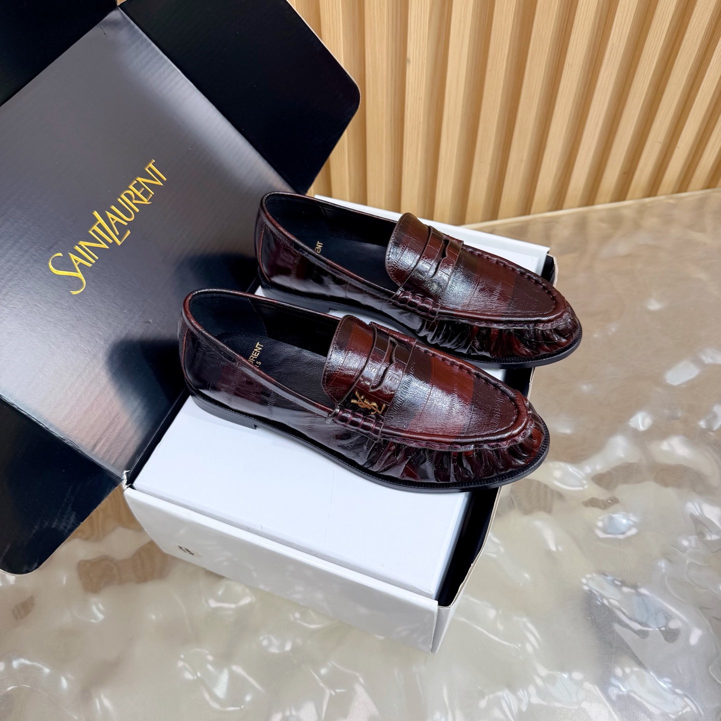 NO:816963,The top version of Saint Lauren* 2026 YSL small logo pleated couple loafers ———————————— The iconic small logo is the soul of this pair of shoes. It is presented on the shoe body in a low-key and delicate manner. Different from the big and flamboyant logo, it is quiet but eye-catching. It outlines YSL’s unique fashion DNA with simple lines and inadvertently reveals the profound heritage of the brand. The classic almond-shaped design of the toe cleverly modifies the foot shape.  Visually elongate the foot line, highlighting elegance and delicacy. Every date and trip that the couple goes on together becomes a low-key and profound style souvenir due to the tacit blessing of this pair of shoes. The fabric is made of original leopard print special fabric/oiled wax leather. The inner foot pads are all sheepskin. Italian imported leather outsole size 35–42 (customized for 40, 41, 42), loafers, saint laurent, saint laurent, saint  laurent,loafers,sheepskin,leather soles19860909顶级版本Saint Lauren*圣罗兰2026 YSL小logo 褶皱情侣款乐福鞋 ————————————— 标志性的小logo是这双鞋的灵魂所在 以低调而精致的姿态呈现于鞋身之上. 不同于张扬的大标识 它安静却醒目 用简洁线条勾勒出YSL独有的时尚DNA 在不经意间透露出品牌的深厚底蕴 鞋头的经典杏仁形设计 巧妙修饰脚型 在视觉上拉长足部线条 彰显优雅与秀气 . 情侣共赴的每一场约会 每一次出行 都因这双鞋的默契加持 成为低调又深刻的风格纪念. 面料采用原版豹纹特殊面料/油腊皮 内里垫脚均为羊皮 意大利进口真皮大底 size35–42（40、41、42定制）,乐福鞋,saint laurent,saint laurent,saint laurent,loafers,sheepskin,Leather soles,Women's Shoes