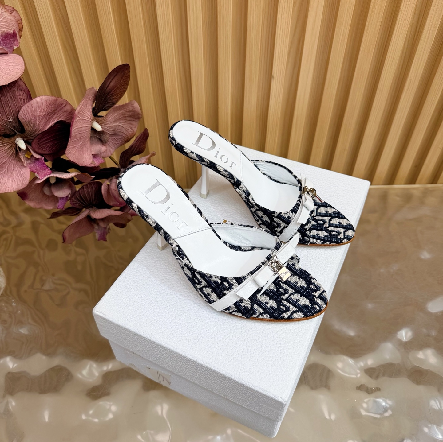 NO:814866,All girls!  The one you must keep for yourself DIOR2025/ The new spring and summer mid-vintage style is very popular among girls. This one is exactly what girls like. Half-drag high heels ————————— Continue the eternal classics of the D family!  This shoe is low-key yet gorgeous, sexy yet not ostentatious. The shape of the shoe is a delicate style that everyone loves. It is very slim. The entire curvature of the side perfectly shows the curve of the foot. It has a mature feminine flavor but also has a lively girlish feel. It looks so good on the foot. It is worth recommending. Go material. Special fabric for the upper. Mixed sheepskin lining. Outsole imported from Italy. Heel height 8.5cm.  Size 35–42 (40/41/42 customized, non-refundable), high heels and slippers, dior, dior, high heels, slippers, cowhide, sheepskin19860909所有女生！你必须自留的一款哦 DIOR2025/ 春夏新品中古风 少女心爆棚 这款完全长在女生喜欢的点上 半拖高跟鞋 ——————————— 延续D家永恒经典！这款鞋低调不失华丽 性感又不显张扬 鞋型是大家都爱的秀气款 非常非常显瘦 侧面整个弧度将脚部曲线完美展现 既有成熟女人味 又不乏一丝活泼少女感, 上脚也太好看了,值得推荐 Go 材质 鞋面特殊布料 内里混种羊皮 大底意大利进口牛皮大底 跟高8.5cm 码数35–42（40/41/42定制不退换）,高跟鞋拖鞋,dior,dior,high heels,slippers,cowhide,sheepskin,Women's Shoes