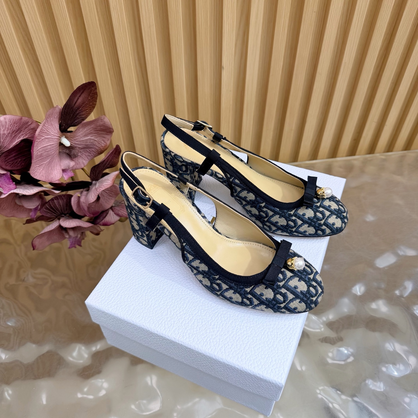 NO:815394,DIOR dior ballet thick heel sling sandals 2026/ Spring and summer classic hot-selling items —————————— Continue the timeless classics of the D family!  This shoe is low-key yet gorgeous, sexy yet not ostentatious. The shape of the shoe is a delicate style that everyone loves. It is very slim. The entire curvature of the side perfectly shows the curve of the foot. It has a mature feminine flavor but also has a lively girlish feel. It looks great on the foot. It is worth recommending. Go Material: Cowhide upper, mixed sheepskin lining, outsole, imported cowhide outsole from Italy, heel height 8cm  Size 35-39 (40/41/customized, non-refundable), high heels and sandals, dior, dior, sandals, high heels, cowhide, sheepskin19860909DIOR dior ballet粗跟后带凉鞋 2026/ 春夏经典热卖单品 ——————————— 延续D家永恒经典！这款鞋低调不失华丽 性感又不显张扬 鞋型是大家都爱的秀气款 非常非常显瘦 侧面整个弧度将脚部曲线完美展现 既有成熟女人味 又不乏一丝活泼少女感, 上脚也太好看了,值得推荐 Go 材质 鞋面牛皮 内里混种羊皮 大底意大利进口牛皮大底 跟高8cm 码数35-39（40/41/定制不退换）,高跟鞋凉鞋,dior,dior,sandals,high heels,cowhide,sheepskin,Women's Shoes