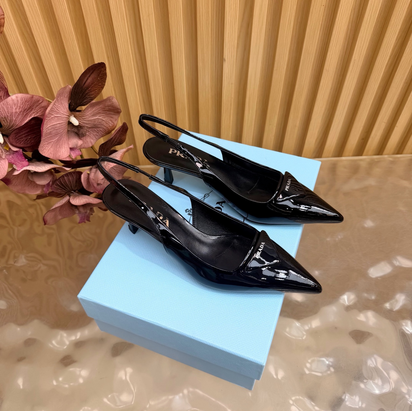 NO:815383,2026 Early Autumn New Prada Prada catwalk model pointed toe hollow high heels Retro old money style shoes/sandals ————————————The top version is full of future technology sense The minimalist beauty that has been missing for a long time in the fashion industry is fashionable and exquisite. It has a sense of high-end for daily wear. It adopts a pointed toe design, which is very fashionable and aggressive, highlighting personality; the shoe body has unique dividing lines, adding design details, which is different from ordinary pointed toe shoes, and has the iconic avant-garde style of the Prada brand.  Made of high-quality leather material, the texture is high-end and has a distressed effect, showing a retro and modern texture. The craftsmanship is fine, reflecting the high-end quality of the brand. The stiletto design enhances the wearer's aura while maintaining good stability, suitable for daily commuting or special occasions. Patent leather upper, sheepskin lining, Italian genuine leather outsole, heel height 5.5cm  Size 35-39 (40.41.42 customized, non-refundable), high heels and sandals, prada, prada, sandals, high heels, sheepskin, Leather soles198609092026早秋新款 Prada 普拉达走秀款尖头镂空高跟鞋 复古老钱风单鞋/凉鞋 ————————————顶级版本 未来科技感满满 时尚界久违的极简之美 时髦又精致 日常穿出高级感 采用尖头设计,极具时尚感与攻击性,彰显个性；鞋身有独特的分割线条,增添设计细节,区别于普通尖头鞋,带有Prada品牌标志性的前卫风格. 选用优质皮革材质,质感高级,且有做旧效果的纹理,呈现出复古又摩登的质感,工艺精细,体现品牌高端品质.细高跟设计,提升穿着者气场,同时保持了较好的稳定性,适合日常通勤或特殊场合穿着. 鞋面漆皮 内里垫脚羊皮 鞋底意大利真皮大底 跟高5.5cm 码数35-39（40.41.42定做不退换）,高跟鞋凉鞋,prada,prada,sandals,high heels,sheepskin,Leather soles,Women's Shoes