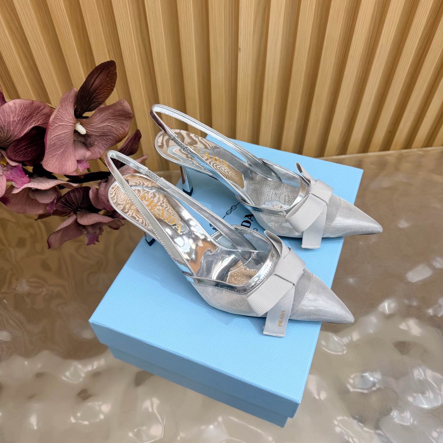 NO:815389,2026 Early Autumn New Prada Prada catwalk model pointed toe hollow high heels Retro old money style shoes/sandals ————————————The top version is full of future technology sense The minimalist beauty that has been missing for a long time in the fashion industry is fashionable and exquisite. It has a sense of high-end for daily wear. It adopts a pointed toe design, which is very fashionable and aggressive, highlighting personality; the shoe body has unique dividing lines, adding design details, which is different from ordinary pointed toe shoes, and has the iconic avant-garde style of the Prada brand.  Made of high-quality leather material, the texture is high-end and has a distressed effect, showing a retro and modern texture. The craftsmanship is fine, reflecting the high-end quality of the brand. The stiletto design enhances the wearer's aura while maintaining good stability, suitable for daily commuting or special occasions. Mesh upper, sheepskin lining, Italian genuine leather outsole, heel height 7.5cm  Size 35-39 (40.41.42 customized, non-refundable), high heels and sandals, prada, prada, sandals, high heels, sheepskin, Leather soles198609092026早秋新款 Prada 普拉达走秀款尖头镂空高跟鞋 复古老钱风单鞋/凉鞋 ————————————顶级版本 未来科技感满满 时尚界久违的极简之美 时髦又精致 日常穿出高级感 采用尖头设计,极具时尚感与攻击性,彰显个性；鞋身有独特的分割线条,增添设计细节,区别于普通尖头鞋,带有Prada品牌标志性的前卫风格. 选用优质皮革材质,质感高级,且有做旧效果的纹理,呈现出复古又摩登的质感,工艺精细,体现品牌高端品质.细高跟设计,提升穿着者气场,同时保持了较好的稳定性,适合日常通勤或特殊场合穿着. 鞋面网纱 内里垫脚羊皮 鞋底意大利真皮大底 跟高7.5cm 码数35-39（40.41.42定做不退换）,高跟鞋凉鞋,prada,prada,sandals,high heels,sheepskin,Leather soles,Women's Shoes