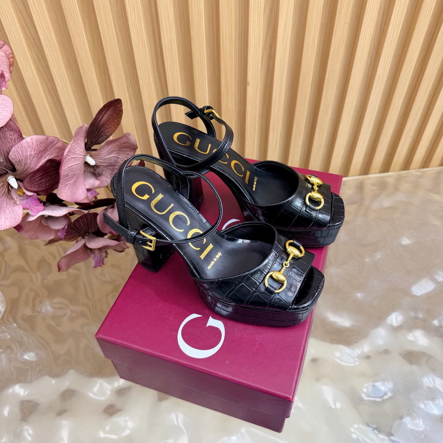 NO:815372,Gucci/Gucci classic horsebit wedge sandals G's iconic horsebit meets fashionable cowhide stone pattern water table ———————————— A fashion feast that is both gorgeous and comfortable begins. This pair of sandals is a passionate collision of classic and modern. Every step is a confident expression of Italian fashion. It cleverly lengthens the leg line and enhances the overall temperament, allowing you to easily show an elegant posture while walking. The thick-soled design increases stability, makes walking more comfortable and does not tire your feet.  The fabric is made of original custom-made stone grain cowhide. The inner pads are all lambskin. The genuine leather outsole imported from Italy has a heel height of 11.8cm and a water platform of 4cm. Size35-39 (customized for 40/41/42), high heels and sandals, gucci, gucci, gucci, sandals, high heels, cowhide, sheepskin, Leather soles19860909Gucci/古驰经典马衔扣坡跟凉鞋 G家标志性马衔扣 邂逅时髦牛皮石头纹 水台 ———————————— 一场华丽与舒适兼得的时尚盛宴就此开启. 这双凉鞋 是经典与现代的激情碰撞 每一步都是意式风尚的自信表达. 巧妙拉长腿部线条 提升整体气质 让你在行走间轻松展现优雅姿态 厚底设计增加稳定性 行走更自在 不累脚. 面料采用原版定制石头纹牛皮 内里垫脚均为小羊皮 意大利进口真皮大底 跟高11.8cm 水台4cm size35-39（40/41/42定制）,高跟鞋凉鞋,gucci,gucci,gucci,sandals,high heels,cowhide,sheepskin,Leather soles,Women's Shoes