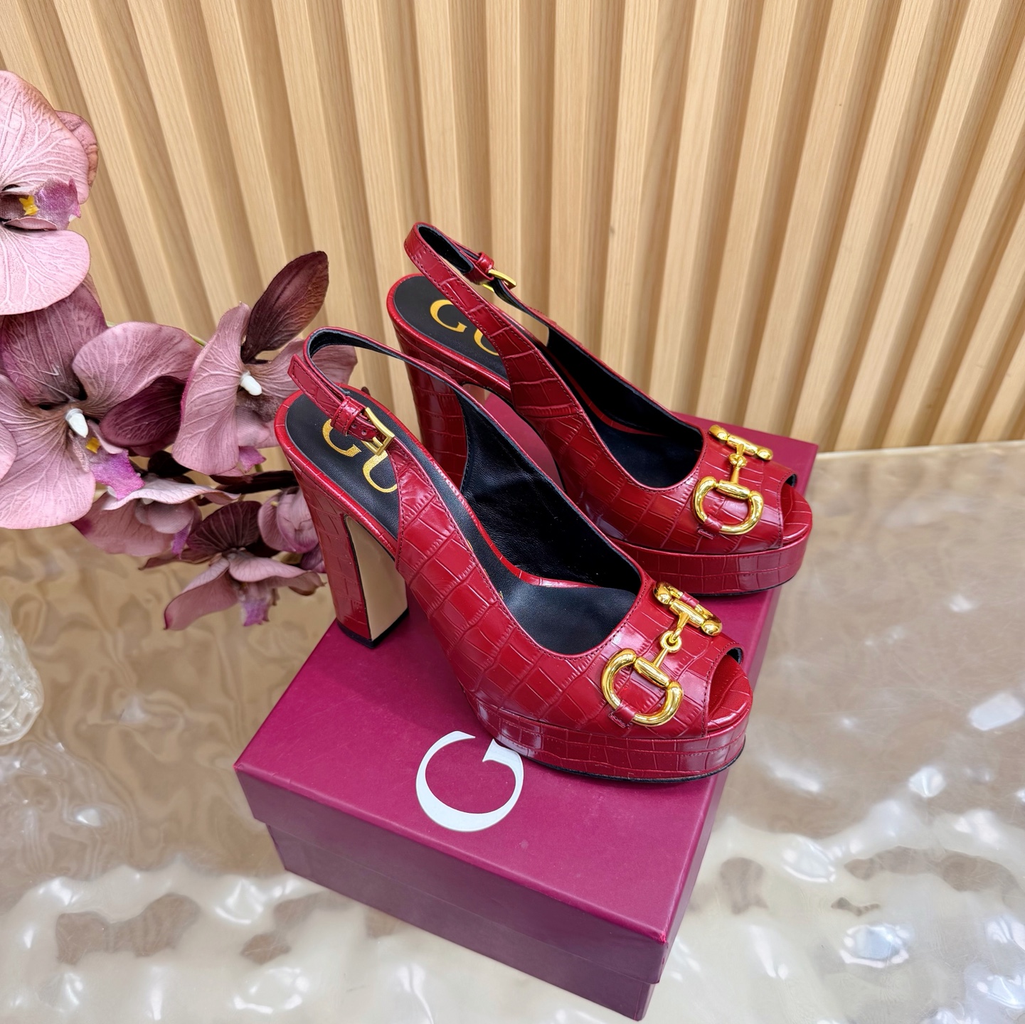 NO:815377,Gucci/Gucci classic horsebit wedge sandals G's iconic horsebit meets fashionable cowhide stone pattern water table ———————————— A fashion feast that is both gorgeous and comfortable begins. This pair of sandals is a passionate collision of classic and modern. Every step is a confident expression of Italian fashion. It cleverly lengthens the leg line and enhances the overall temperament, allowing you to easily show an elegant posture while walking. The thick-soled design increases stability, makes walking more comfortable and does not tire your feet.  The fabric is made of original custom-made stone grain cowhide. The inner pads are all lambskin. The genuine leather outsole imported from Italy has a heel height of 10.8cm and a water table of 3.3cm. Size35-39 (customized on 40/41/42), high heels and sandals, gucci, gucci, gucci, sandals, high heels, cowhide, sheepskin, Leather soles19860909Gucci/古驰经典马衔扣坡跟凉鞋 G家标志性马衔扣 邂逅时髦牛皮石头纹 水台 ———————————— 一场华丽与舒适兼得的时尚盛宴就此开启. 这双凉鞋 是经典与现代的激情碰撞 每一步都是意式风尚的自信表达. 巧妙拉长腿部线条 提升整体气质 让你在行走间轻松展现优雅姿态 厚底设计增加稳定性 行走更自在 不累脚. 面料采用原版定制石头纹牛皮 内里垫脚均为小羊皮 意大利进口真皮大底 跟高10.8cm 水台3.3cm size35-39（40/41/42定制）,高跟鞋凉鞋,gucci,gucci,gucci,sandals,high heels,cowhide,sheepskin,Leather soles,Women's Shoes
