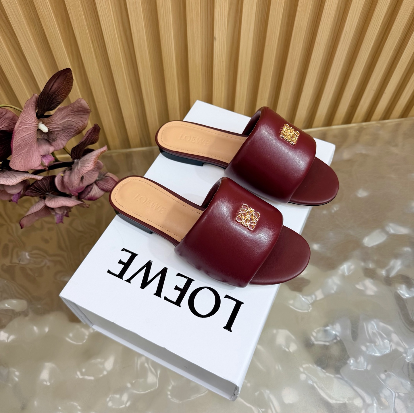 NO:815367,2026Ss counter new model [Loewe] Loewe bread slippers series. Hot new style. Matches the overall original last shape, fashionable and personalized. Great color. —————————— ●Material sheepskin ●Water-dyed sheepskin inside ●Water-dyed cowhide for feet ●Original leather outsole ●Heel: flat ●Packaging Original full set of packaging  ●Code number 35-41 (40, 41 customized), slippers, loewe, loewe, slippers, cowhide, sheepskin, Leather soles198609092026Ss 专柜新款【罗意威Loewe】 面包拖鞋系列 火爆新款 配合整体原版楦型,时尚而个性好穿 颜色超赞 —————————— ●面料羊皮 ●内里水染羊皮 ●垫脚水染牛皮 ●大底原版真皮大底 ●跟: 平底 ●包装原版全套包装 ●码数35-41（40、41定制）,拖鞋,loewe,loewe,slippers,cowhide,sheepskin,Leather soles,Women's Shoes