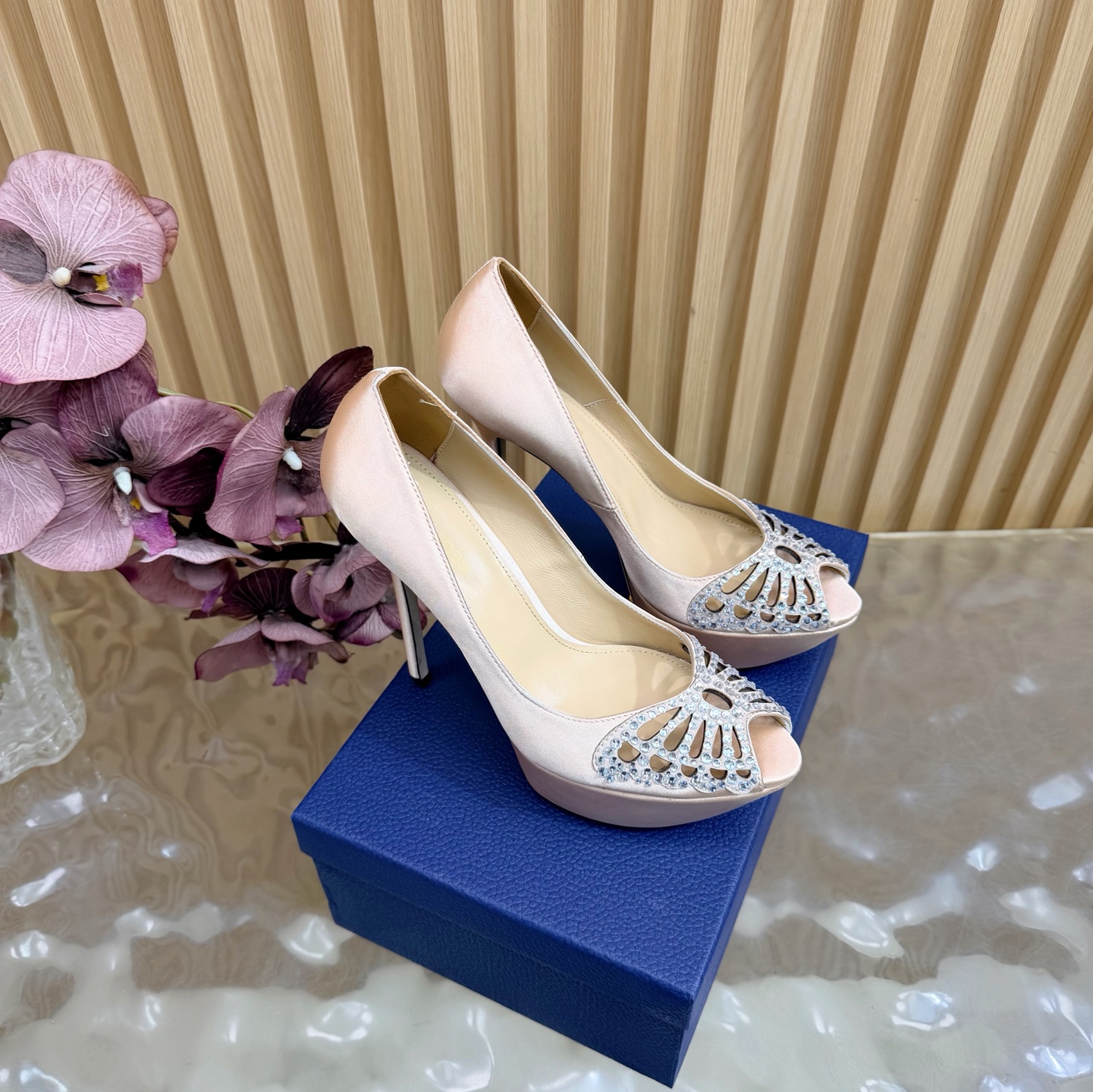 NO:815362,2026 spring and summer hot model Sergio Rossi bow rhinestone high heels. What is a sexy tool? It has to be a little bit of the toe seam, which makes you feel the ultimate charm. ———————————— Add sparkling crystal embellishments to the patent leather base, and launch this charming single product. A beautiful torture tool, it is made of patent leather fabric on the pointed toe body with a deep shoe opening. It is dignified and elegant. Upper Yangjing/Silk Outsole Leather sole  Sheepskin lining, heel height 14cm, platform 3.5cm, size 35-43 (40, 41, 42, customized), high heels, single shoes, high heels, sheepskin, real silk, sheep198609092026春夏爆款 Sergio Rossi 赛乔罗西 蝴蝶结水钻高跟鞋 什么叫性感利器,非他莫属稍微露出一点脚趾缝,倍感魅力极致 ————————————— 在漆皮基础上增添了闪耀的水晶缀饰,推出了这款散发着迷人魅力的单品.美丽刑具,它以漆皮面料制作于设有深鞋口的尖头鞋身端庄典雅 鞋面羊京/真丝 大底真皮底 内里羊皮 跟高14cm 水台3.5cm 码数35-43（40、41、42、定做),高跟鞋单鞋,high heels,sheepskin,real silk,sheep,Women's Shoes